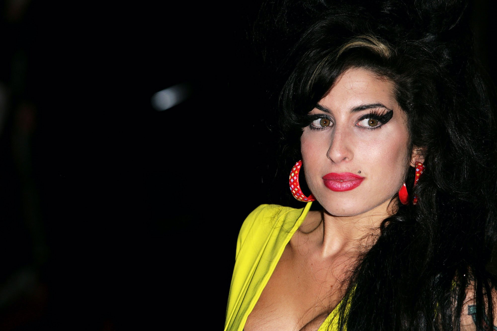 Amy Winehouse smiling, looking off camera