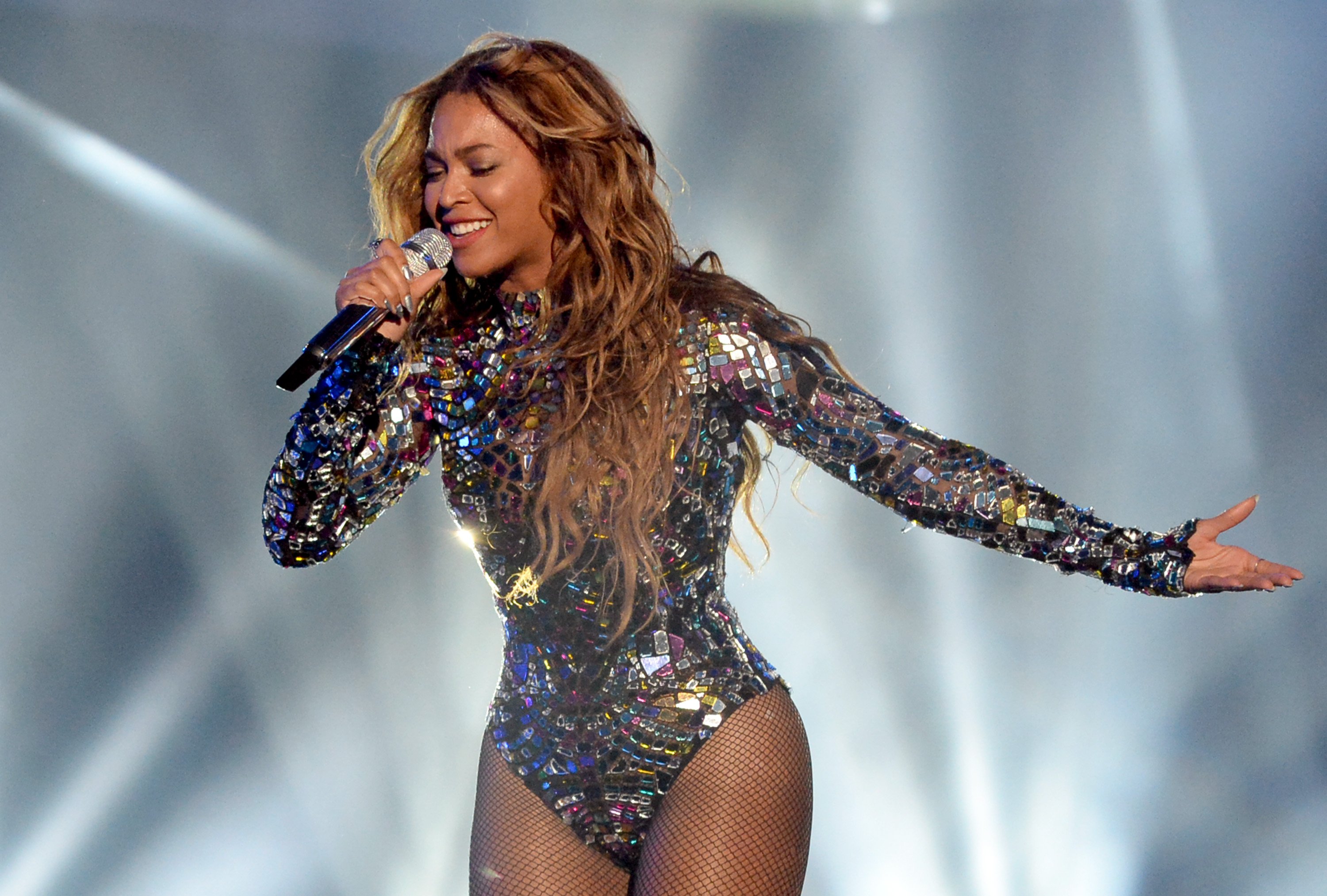 Beyoncé performs at the 2014 MTV Video Music Awards