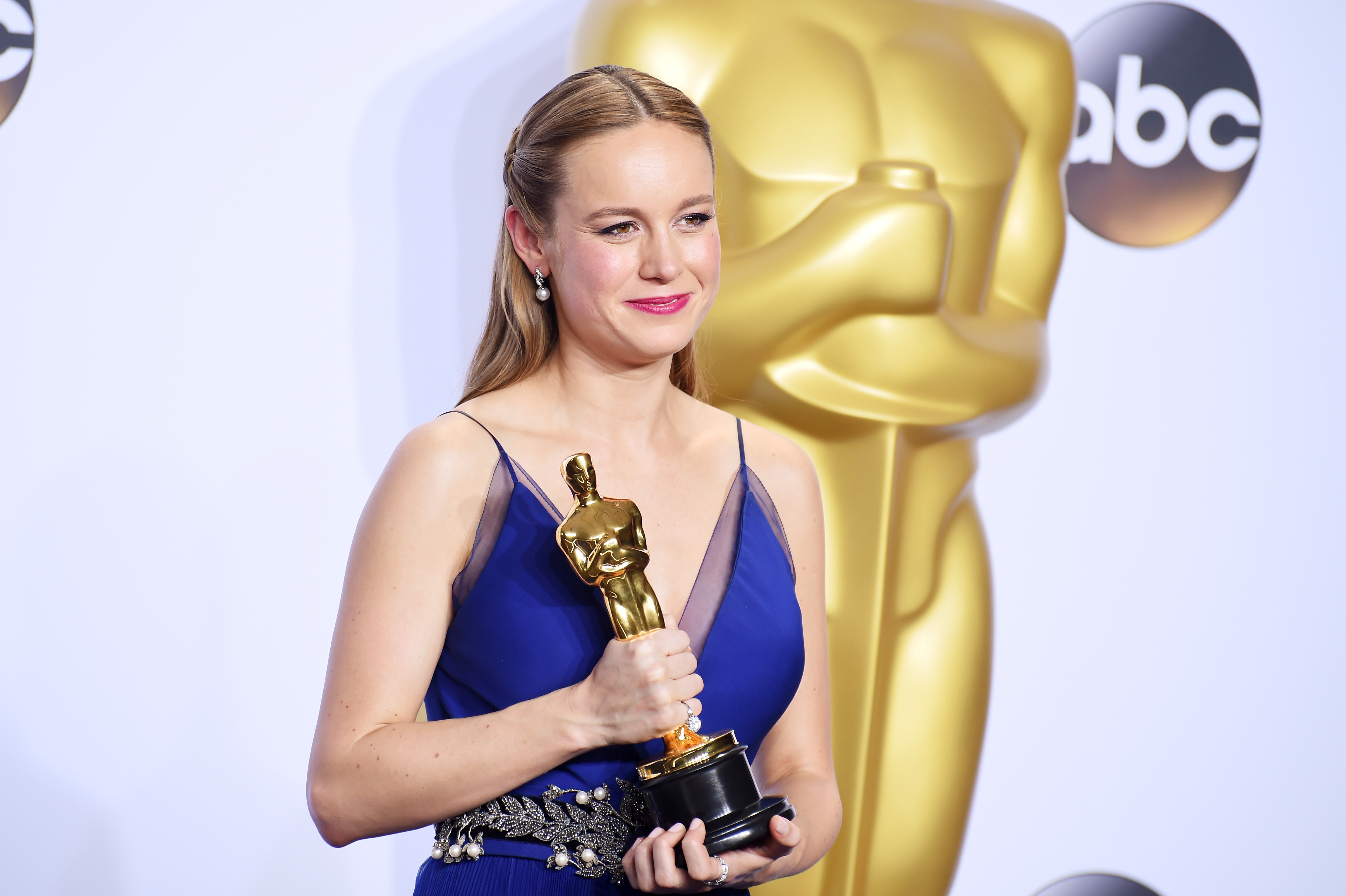 Brie Larson holding her Oscar