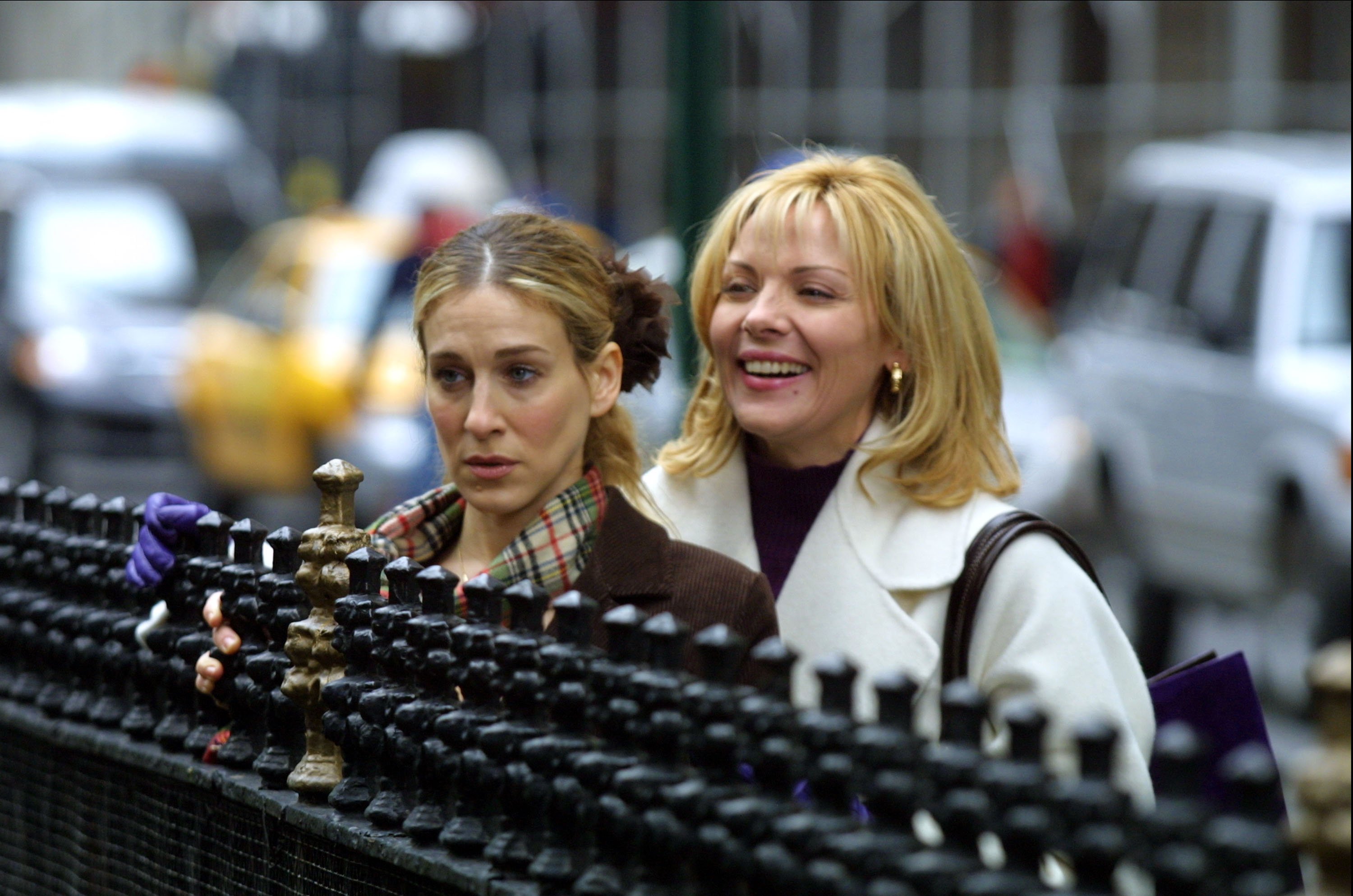 Sarah Jessica Parker and Kim Cattrall film a scene for 'Sex and the City' in 2001
