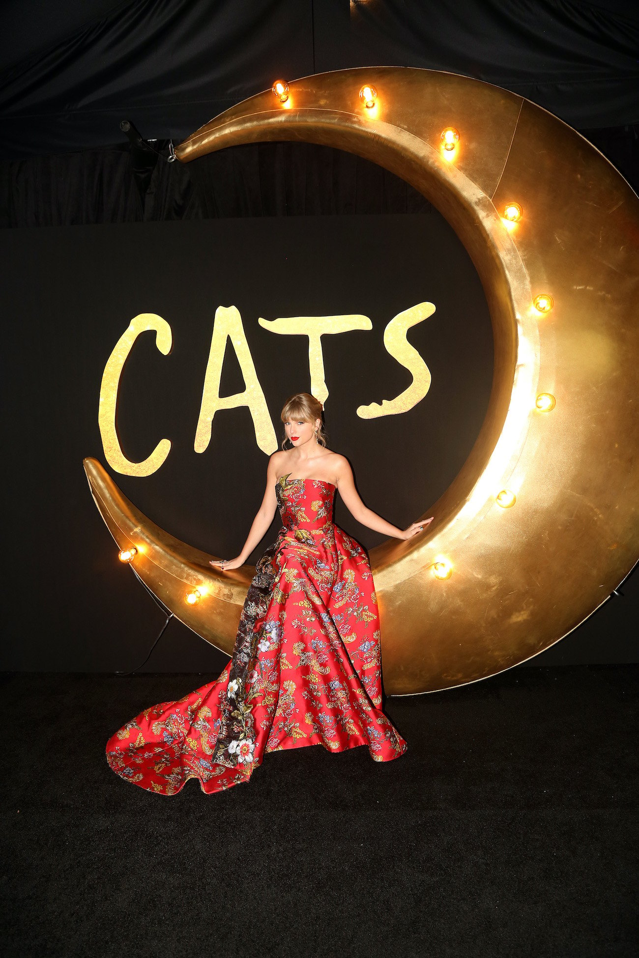 Taylor Swift poses at the World Premiere of the new film "Cats"