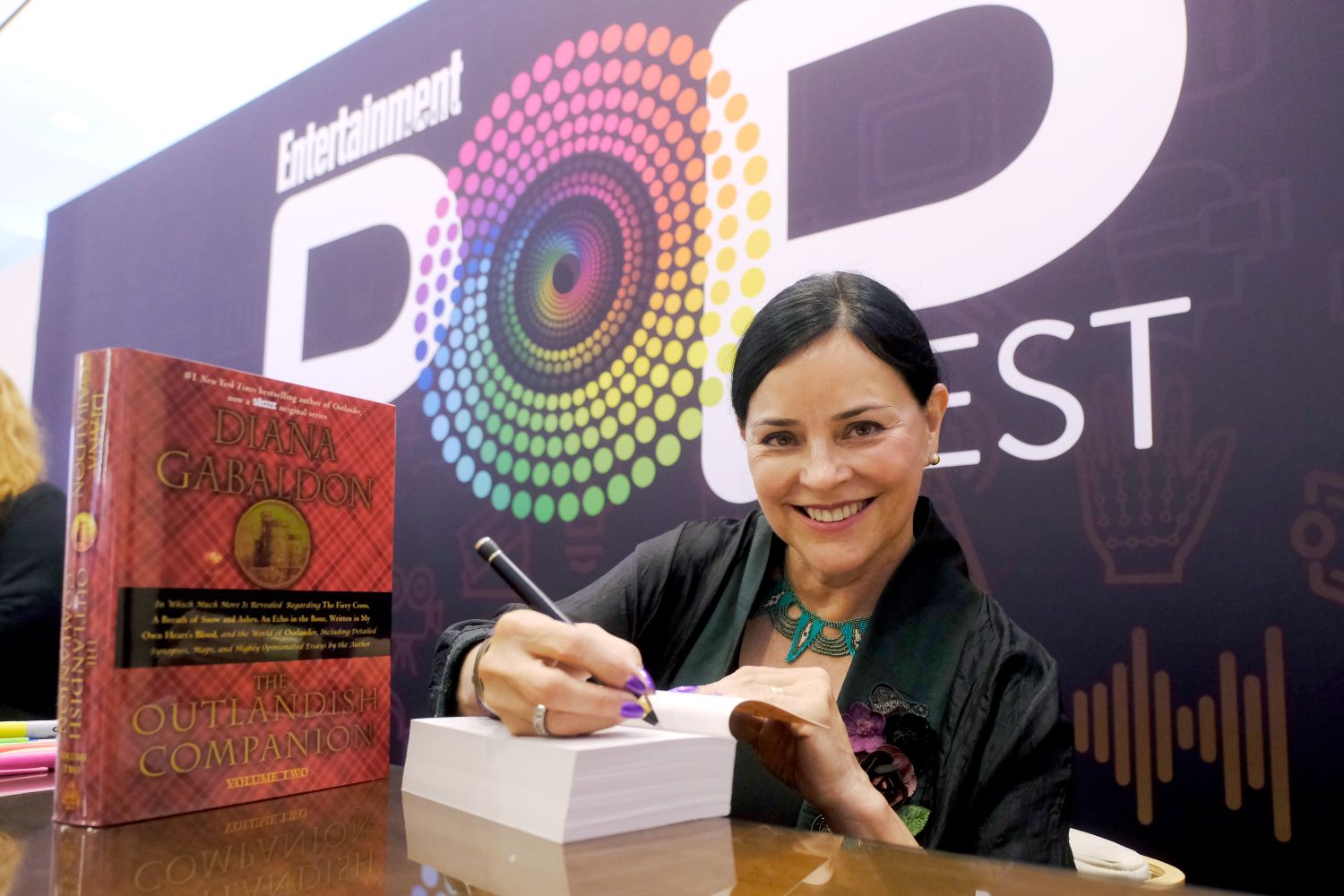 DIana Gabaldon signing an 'Outlander' book