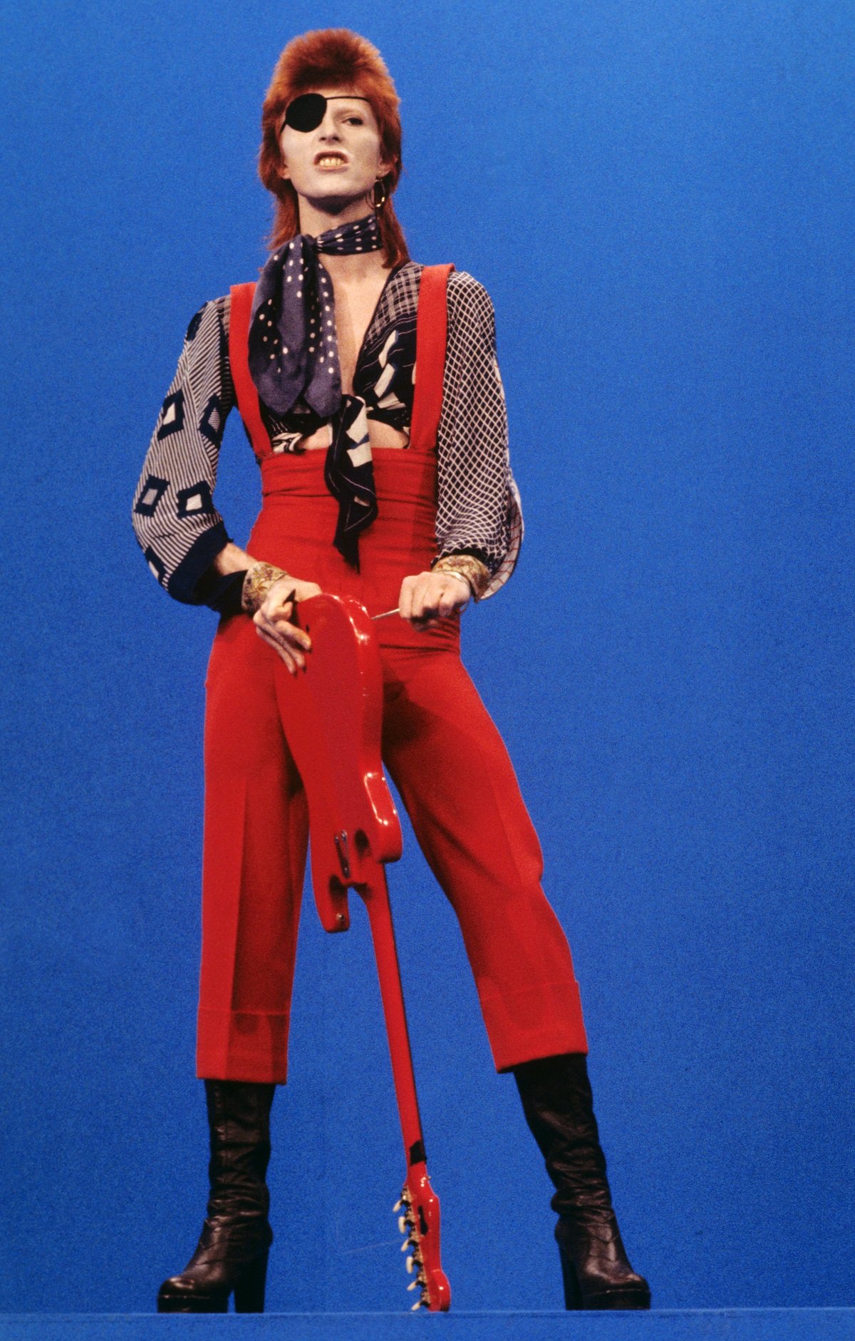 David Bowie wearing an eyepatch performing Rebel Rebel on TopPop in 1974