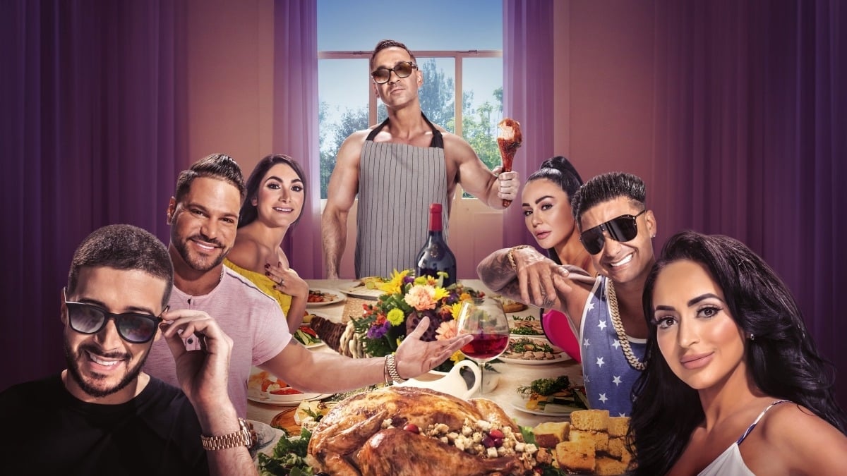 The cast of 'Jersey Shore' enjoying sunday dinner