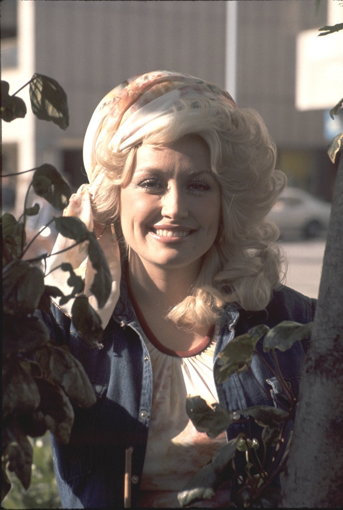 Dolly Parton headshot in 1977
