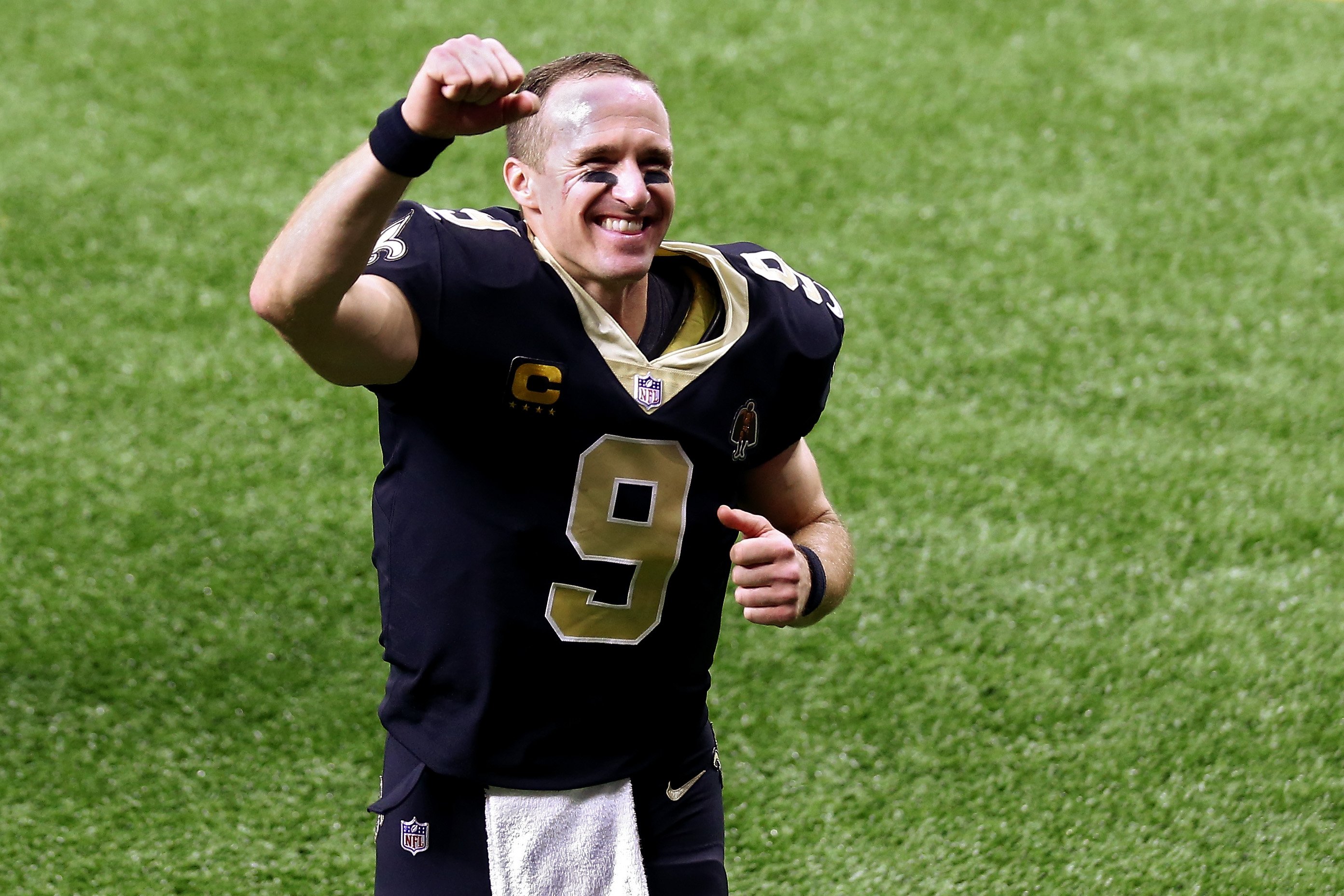 Drew Brees throws fist in the air to celebrate victory over the Carolina Panthers
