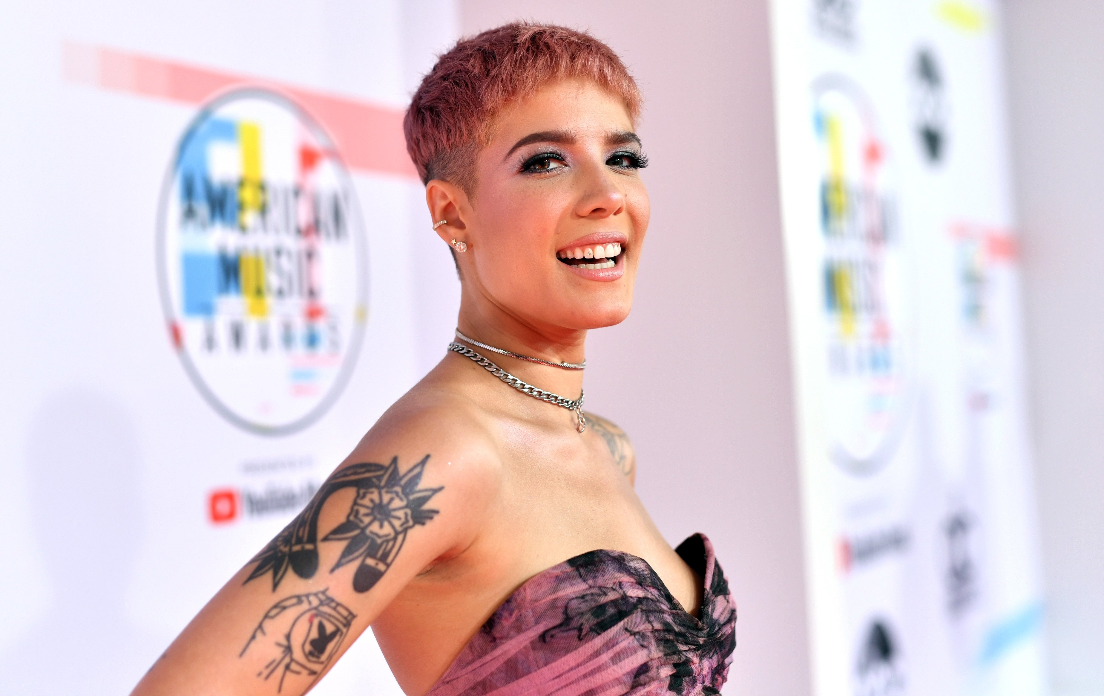 Halsey attends the 2018 American Music Awards