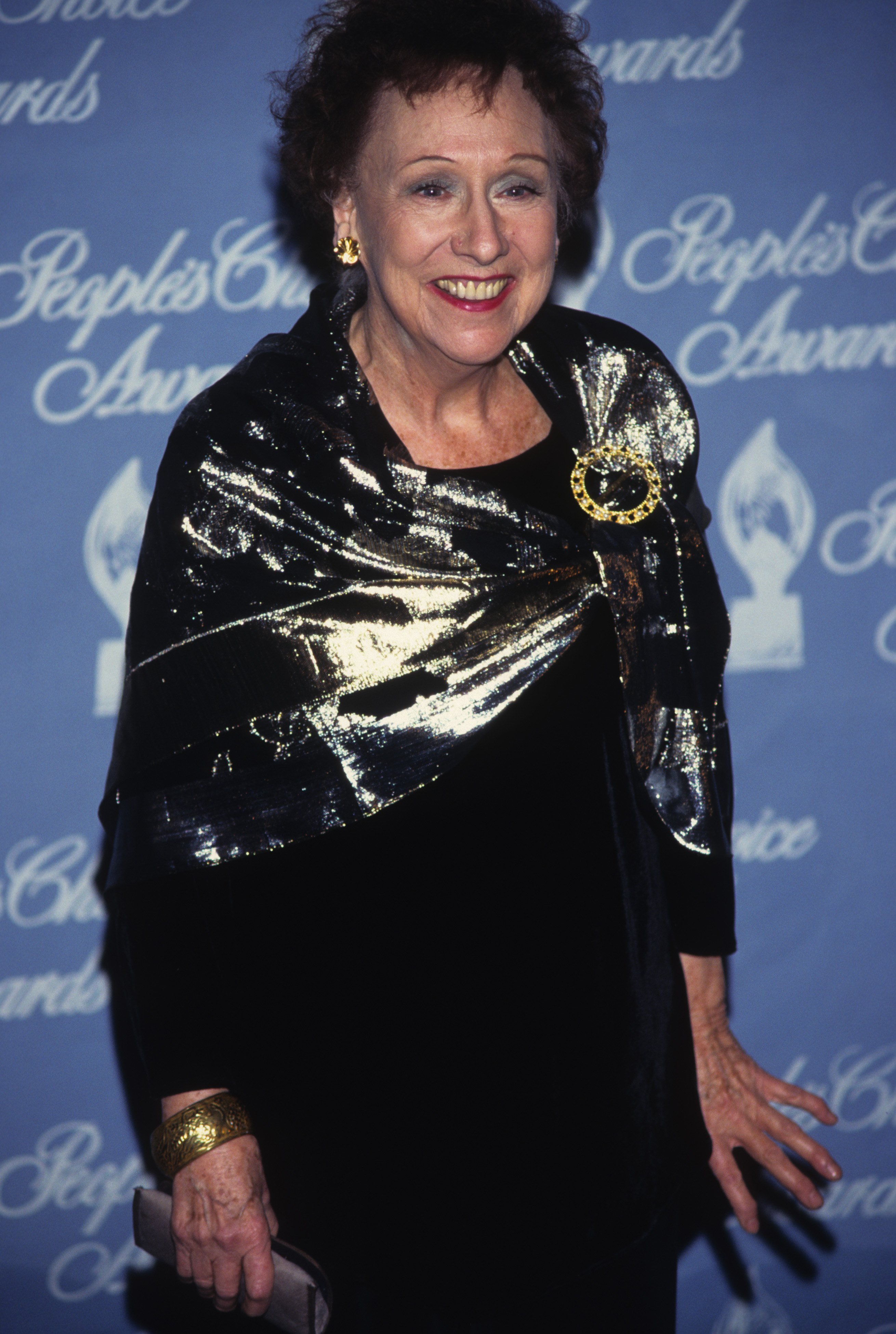  Jean Stapleton posing on the red carpet at the People's Choice Awards in 1997