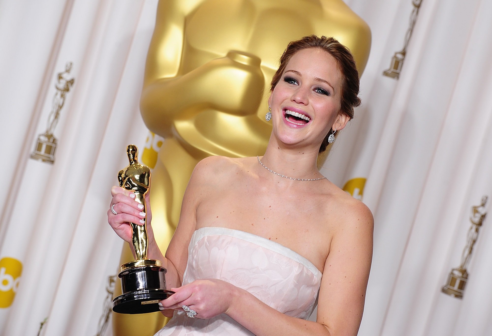 Jennifer Lawrence holding her Oscar