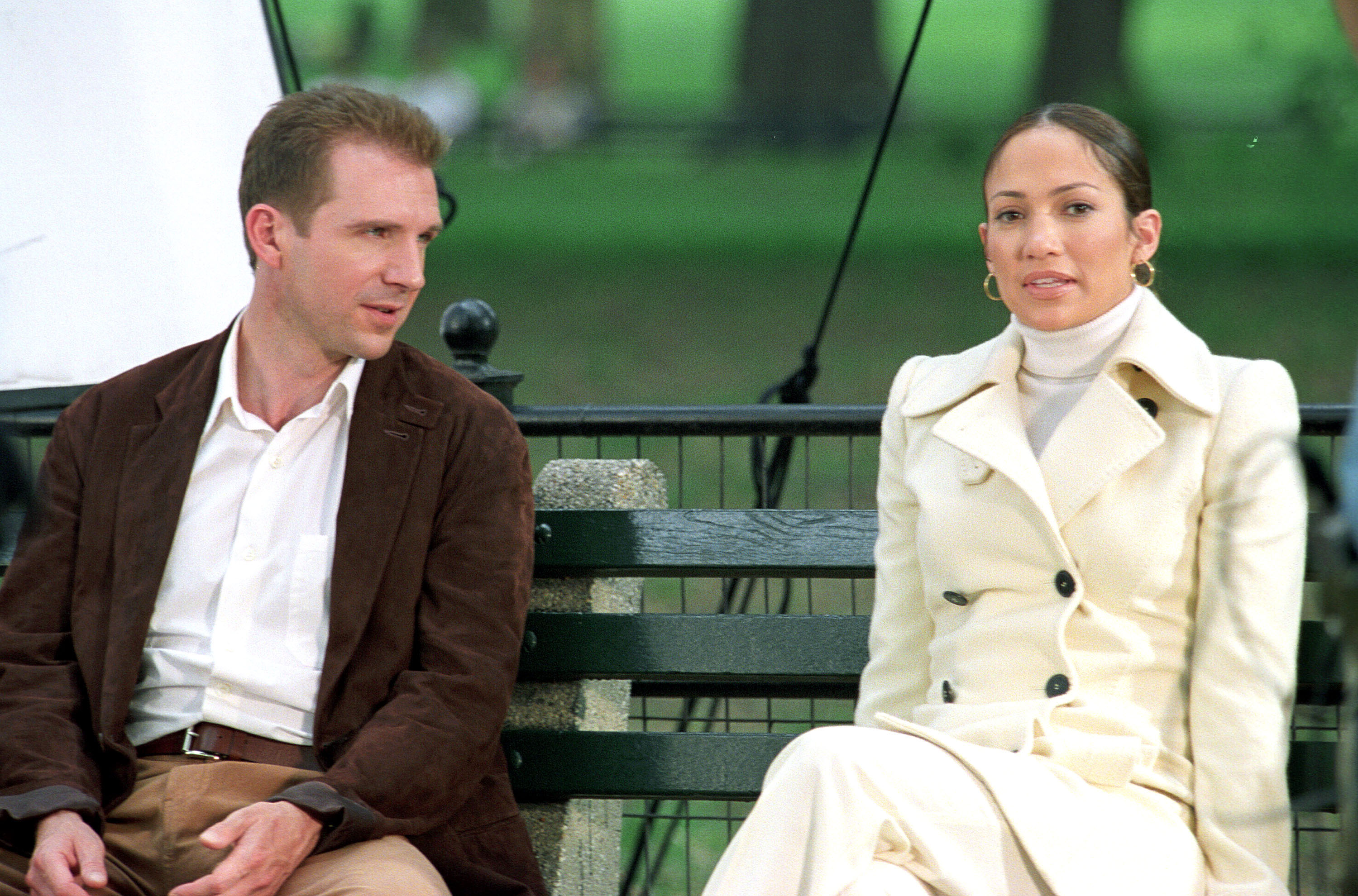Jennifer Lopez and Ralph Fiennes on a park bench