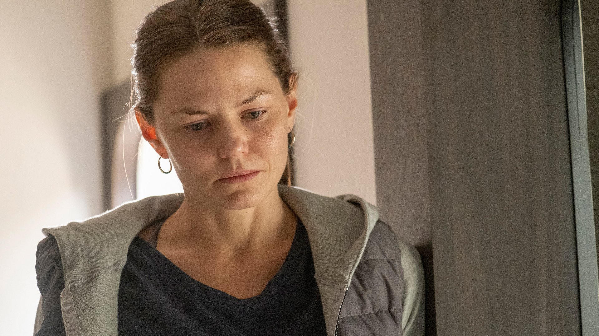 Jennifer Morrison as Cassidy Sharp looking down in ‘This Is Us’ Season 4 Episode 18, “Strangers: Part Two.”