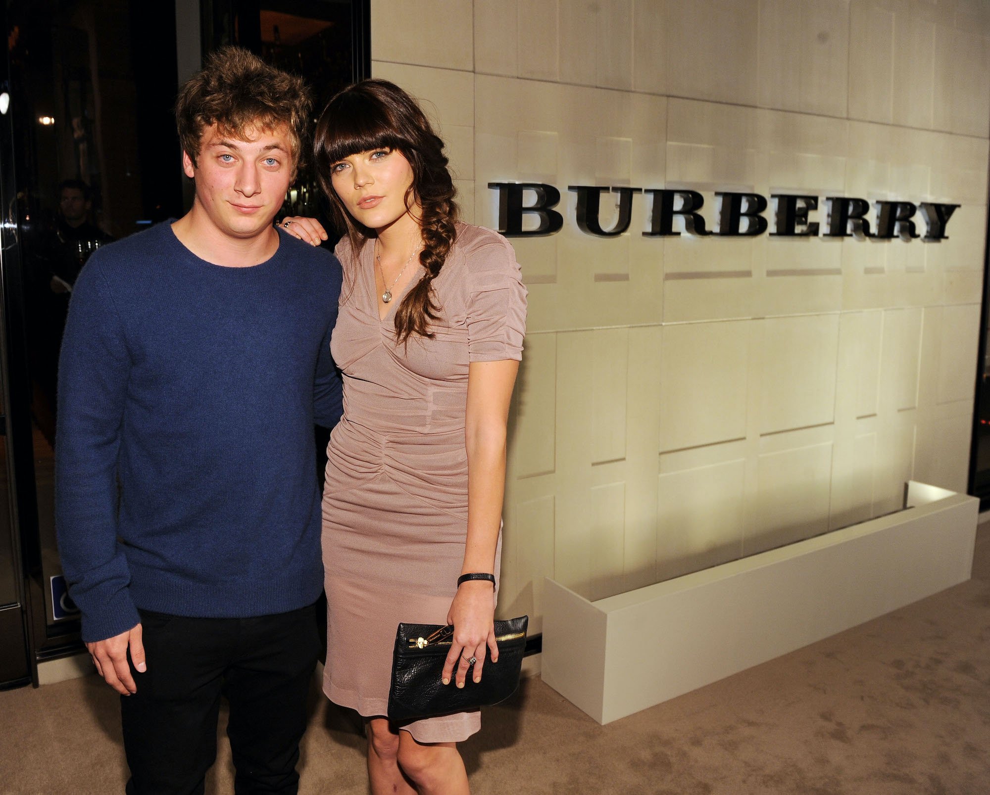 (L-R) Jeremy Allen White and Emma Greenwell in front of a white wall