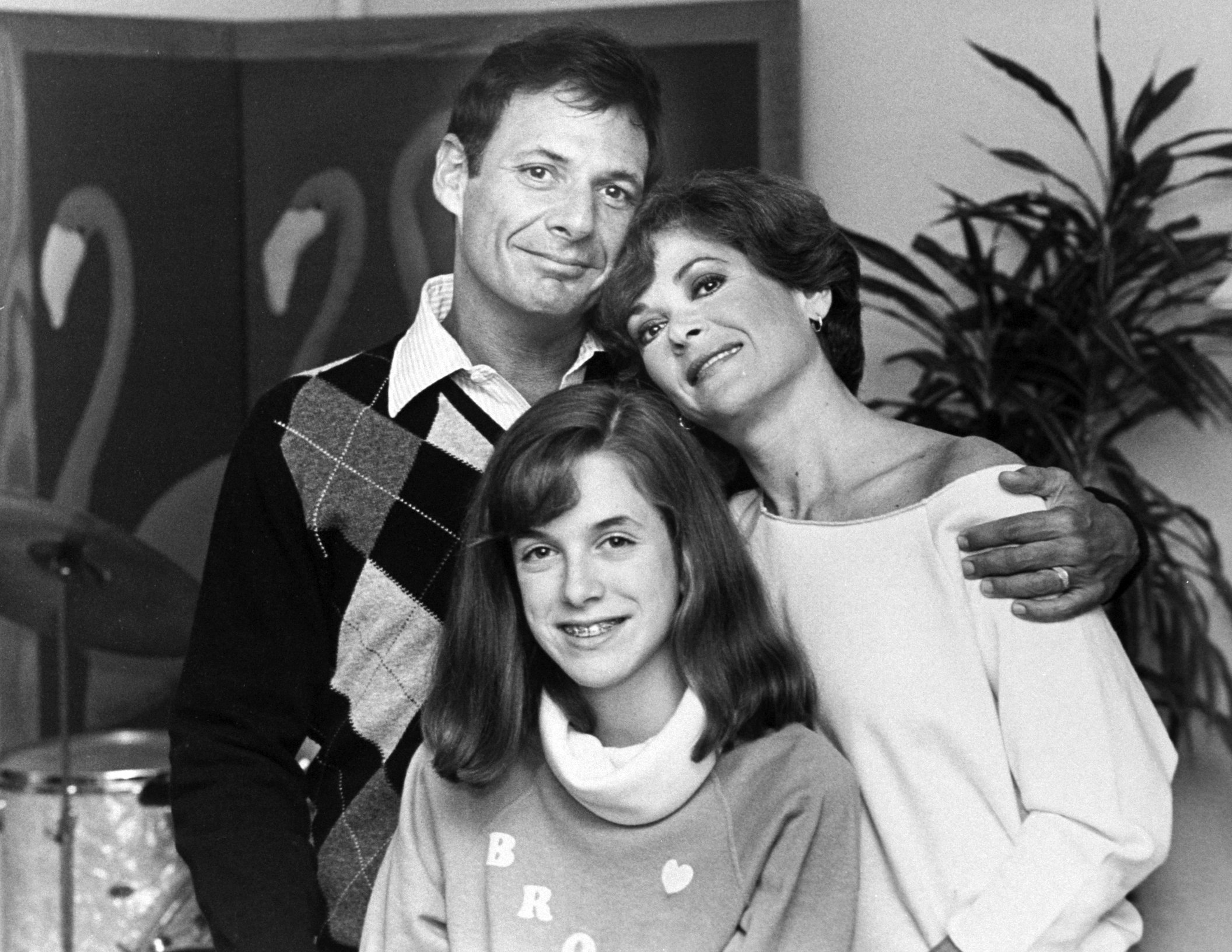 A black and white photo of actor Ron Leibman with his arm around wife and 'Arrested Develoment' star Jessica Walter and her daughter, Brooke Bowman