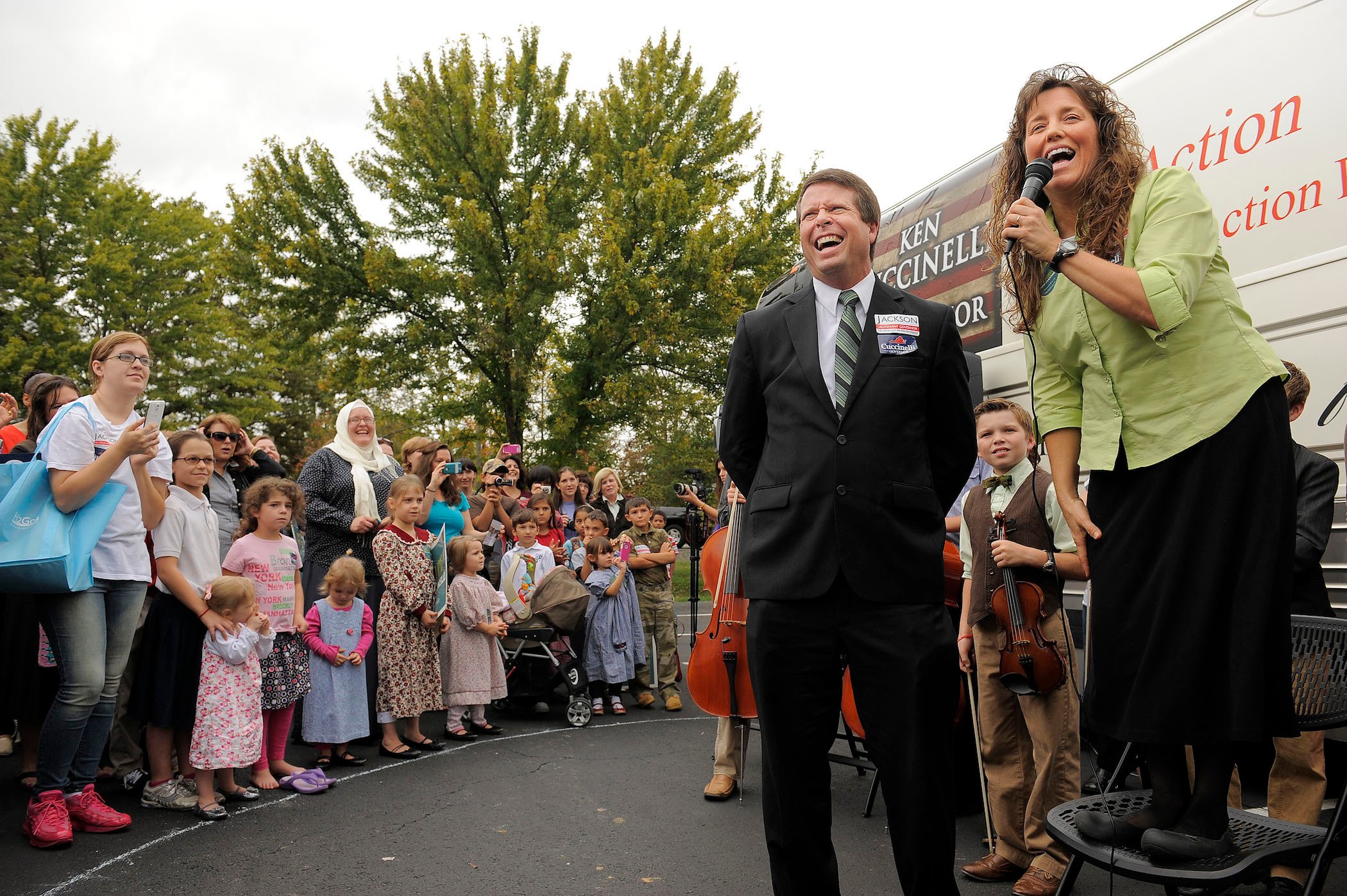 Jim Bob and Michelle Duggar of the Duggar family from TLC's 'Counting On' talking to a large crowd at a stop on their bus tour