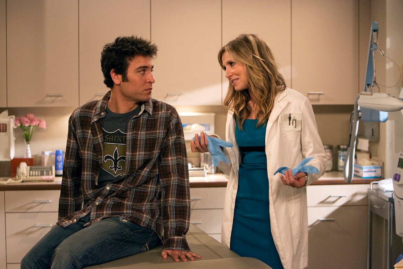 Josh Radnor and Sarah Chalke in a still on How I Met Your Mother