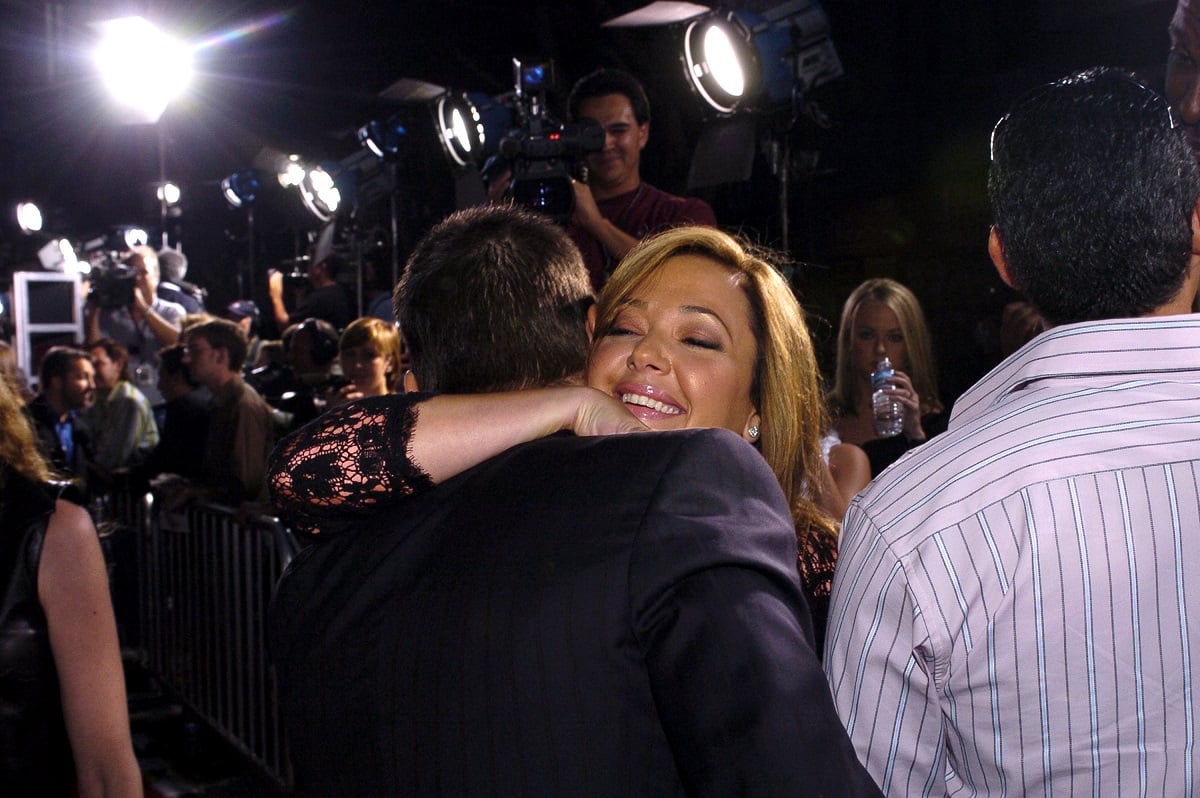 Tom Cruise and Leah Remini hugging on the red carpet at the 'Collateral' premiere in 2004