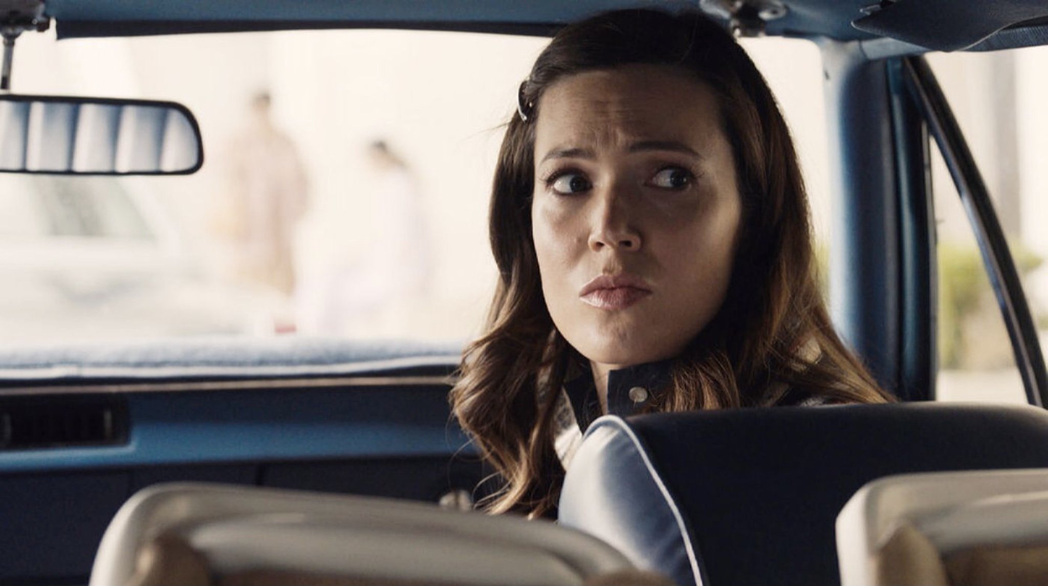 Mandy Moore as Rebecca Pearson sitting in a car on 'This Is Us'