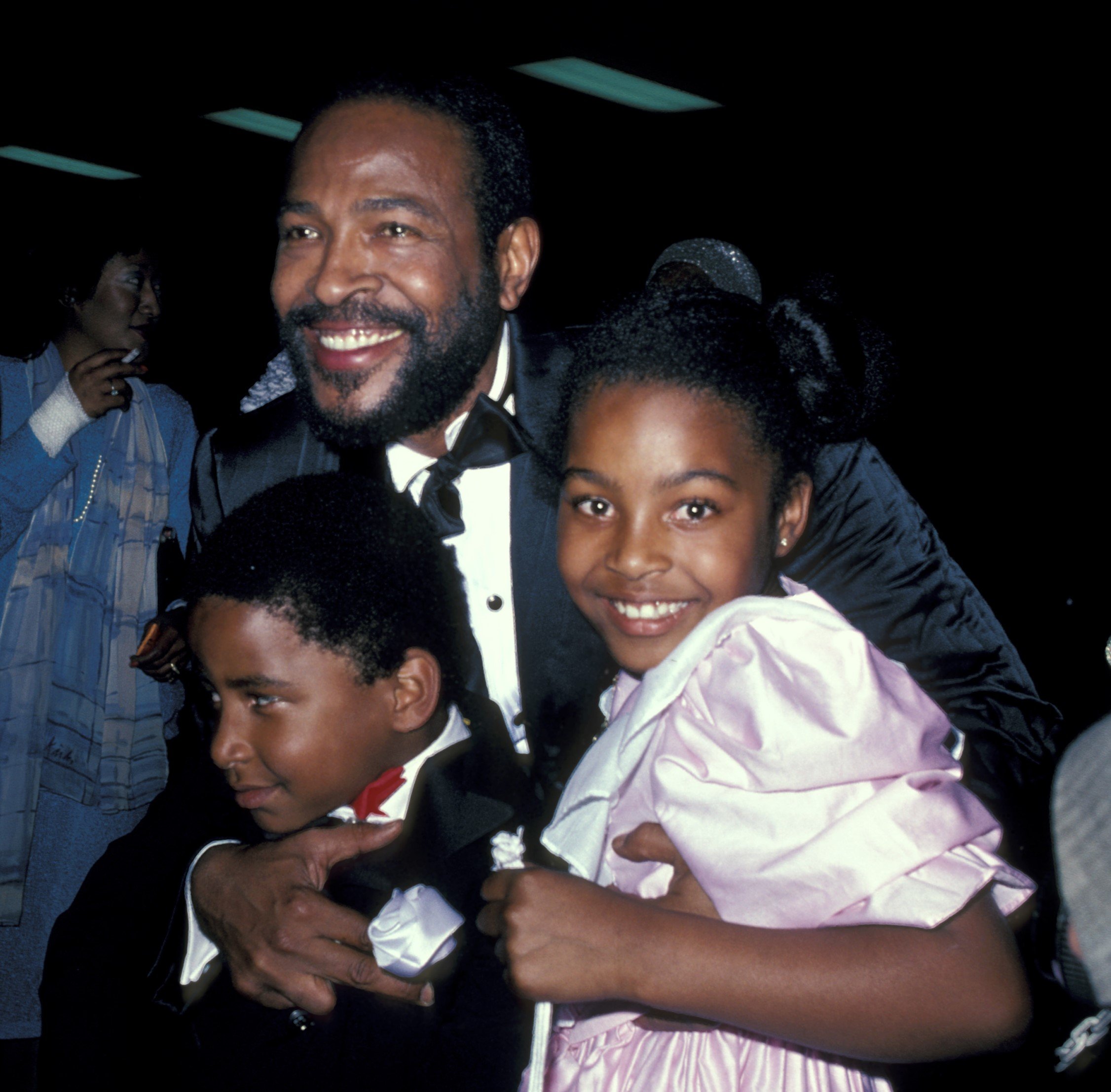 Marvin Gaye posing with his children Frankie and Nona at the Grammy Awards in 1983