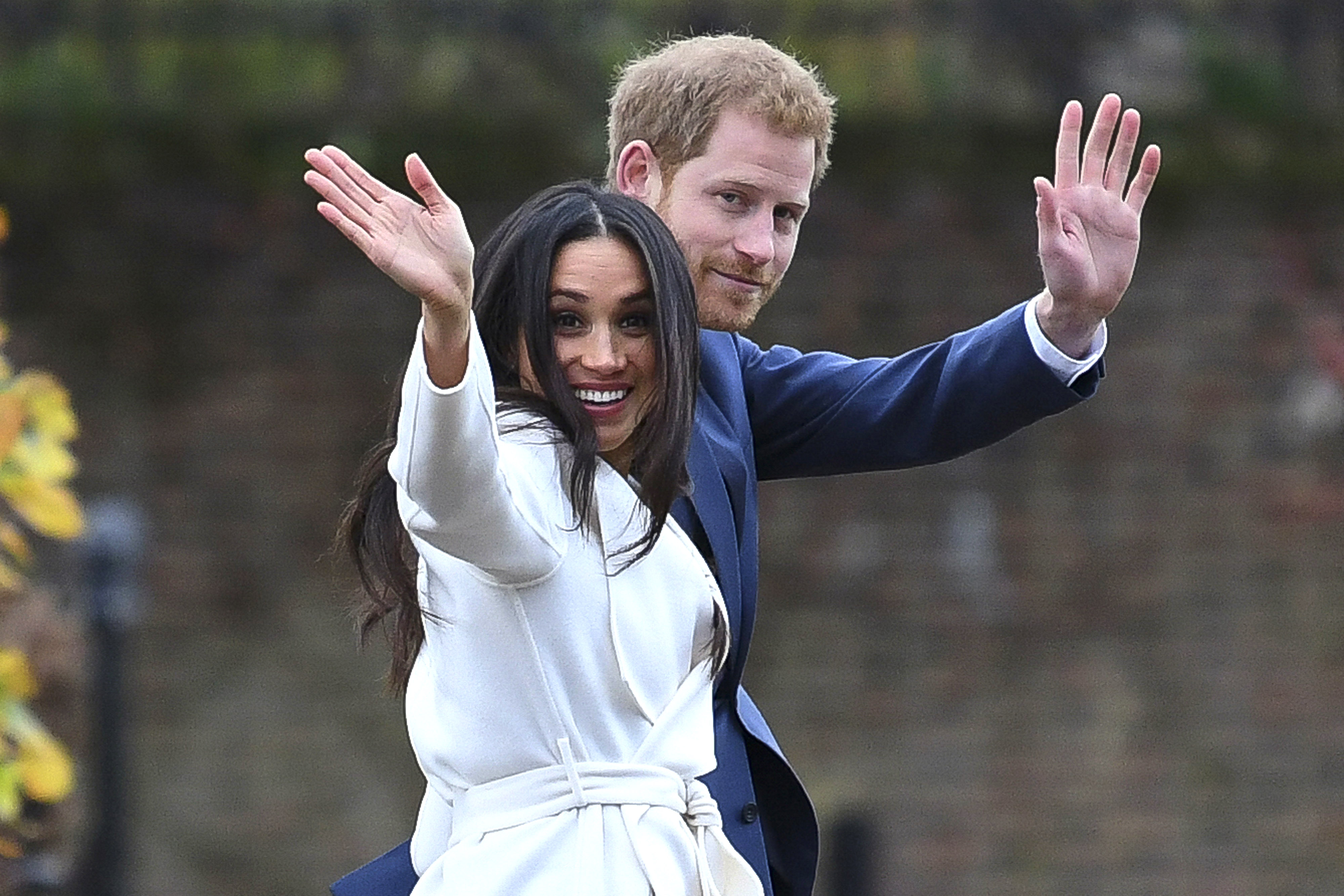  Prince Harry and Meghan Markle wave at their official photocall to announce their engagement