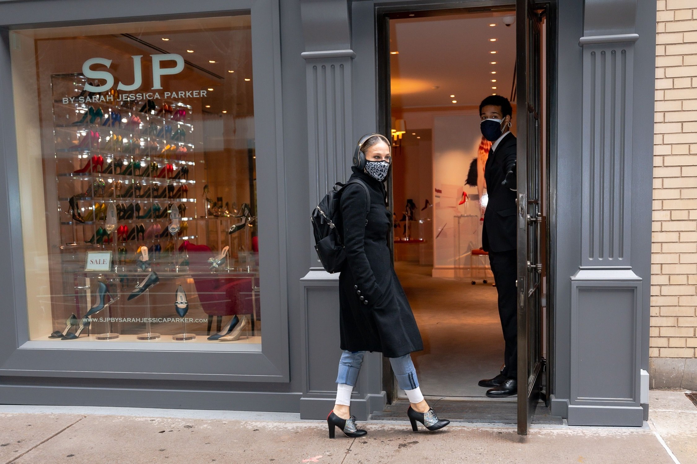 Sarah Jessica Parker arrives at her shoe story, SJP By Sarah Jessica Parker on February 28, 2021 in New York City