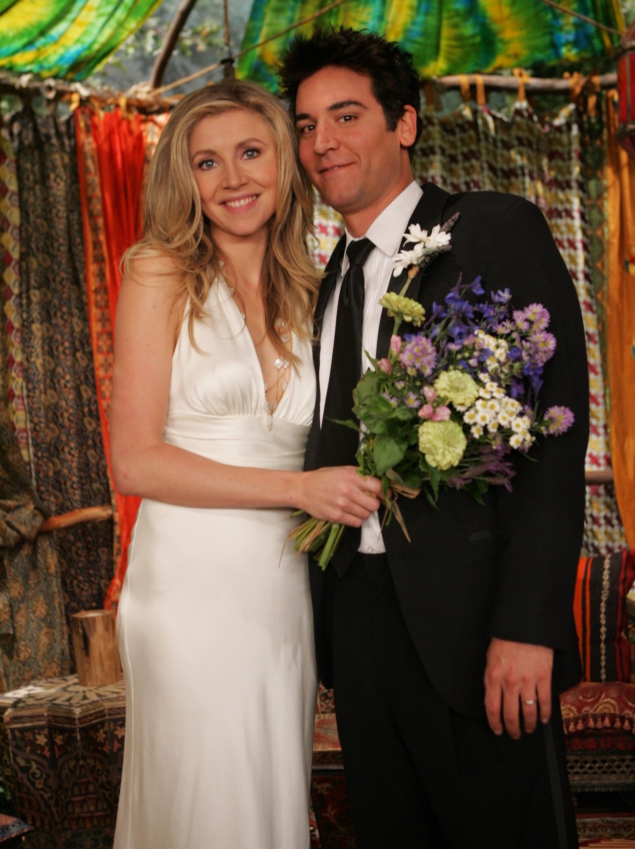 Sarah Chalke and Josh Radnor behind the scenes of How I Met Your Mother