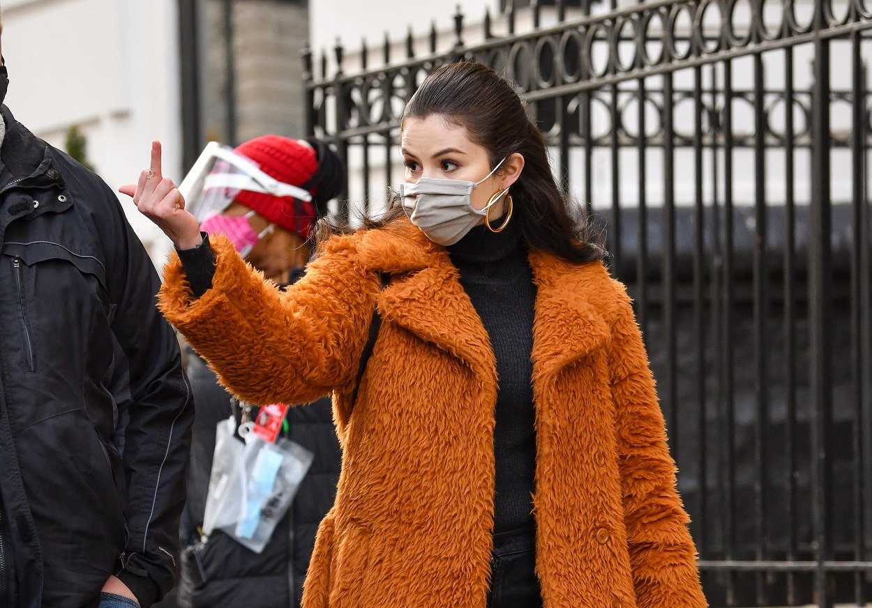 Selena Gomez age 28 flips off paparazzi while filming