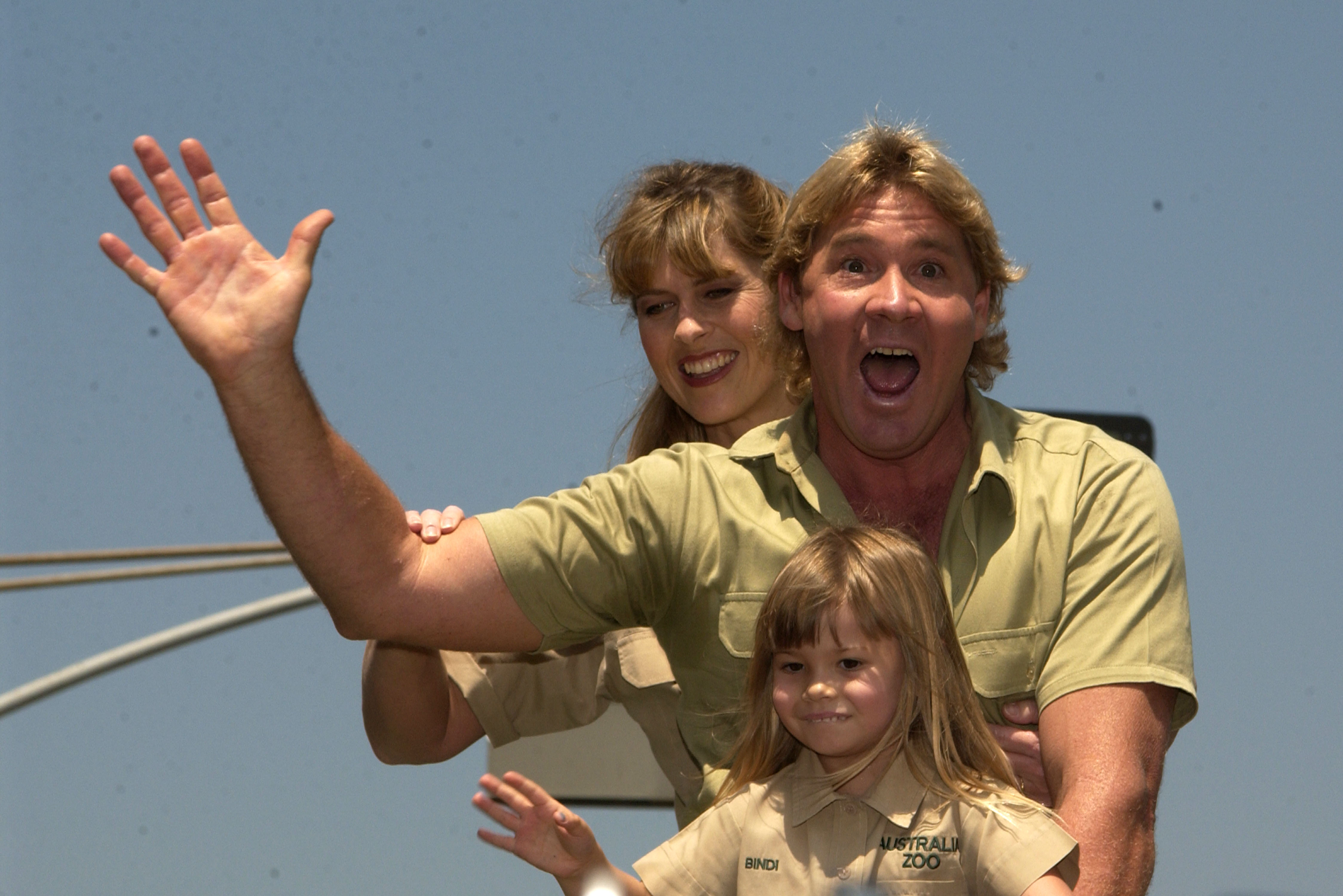 Terri Irwin, Steve Irwin and Bindi Irwin waving