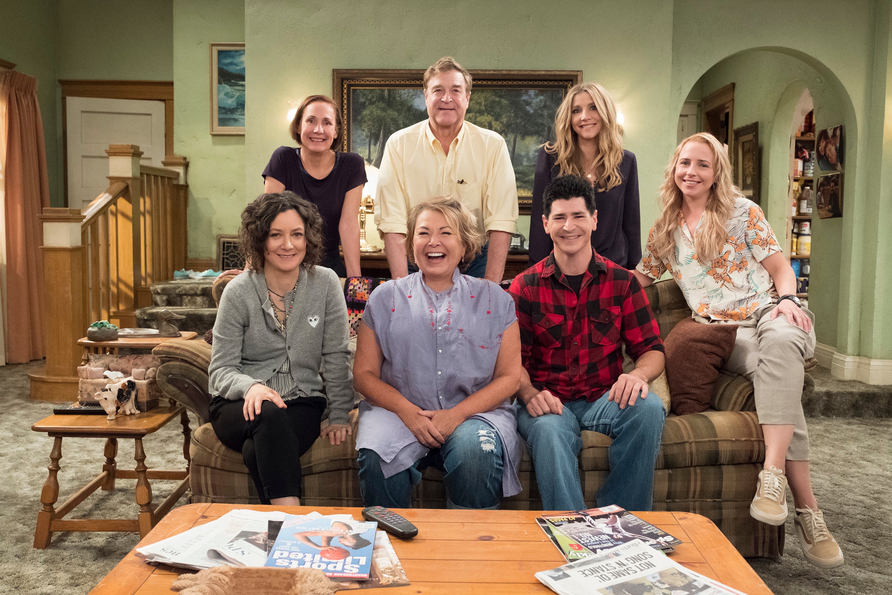 Sarah Gilbert, Laurie Metcalf, Rosene Barr, John Goodman, Michael Fishman, Sarah Chalke and Lecy Goranson in a promotional photo for 'The Conners'