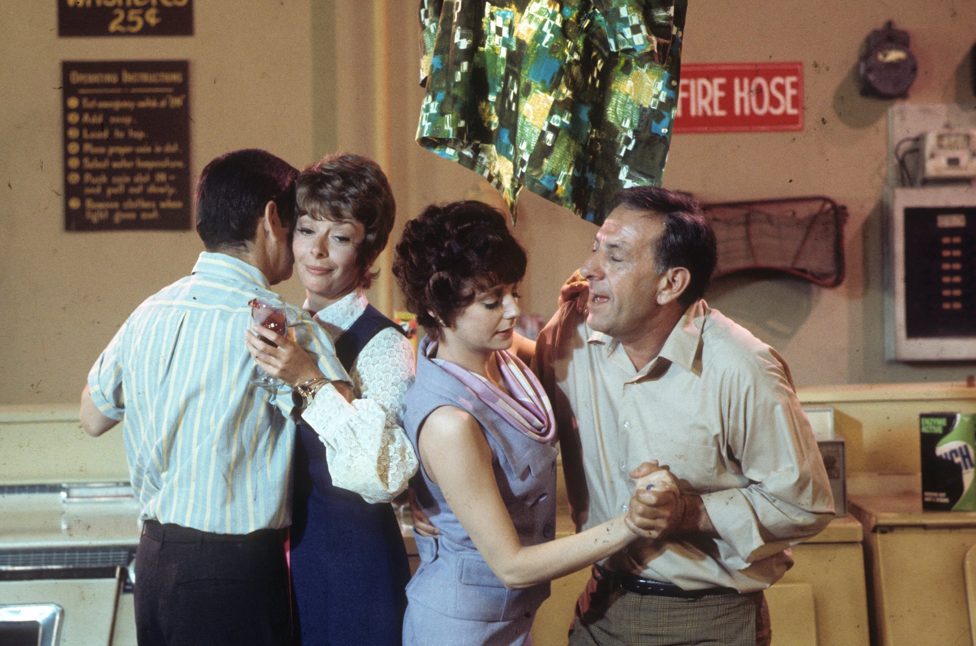 (L-R) Tony Randall, Monica Evans, Carole Shelley, Jack Klugman dancing on 'The Odd Couple'