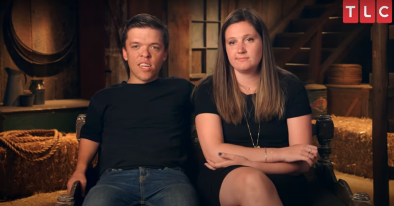 Zach Roloff and Tori Roloff of Little People, Big World sitting on couch