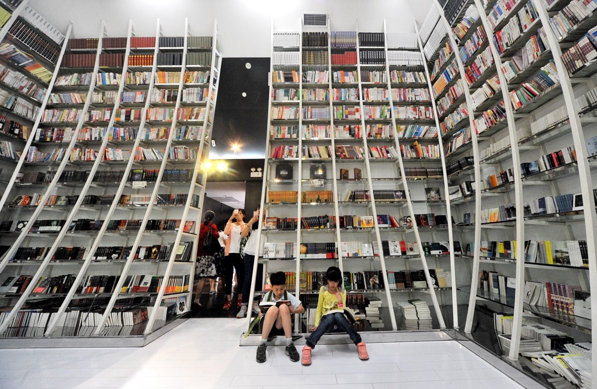 People reading and taking photos at Zhongshuge Bookstore in Shanghai 