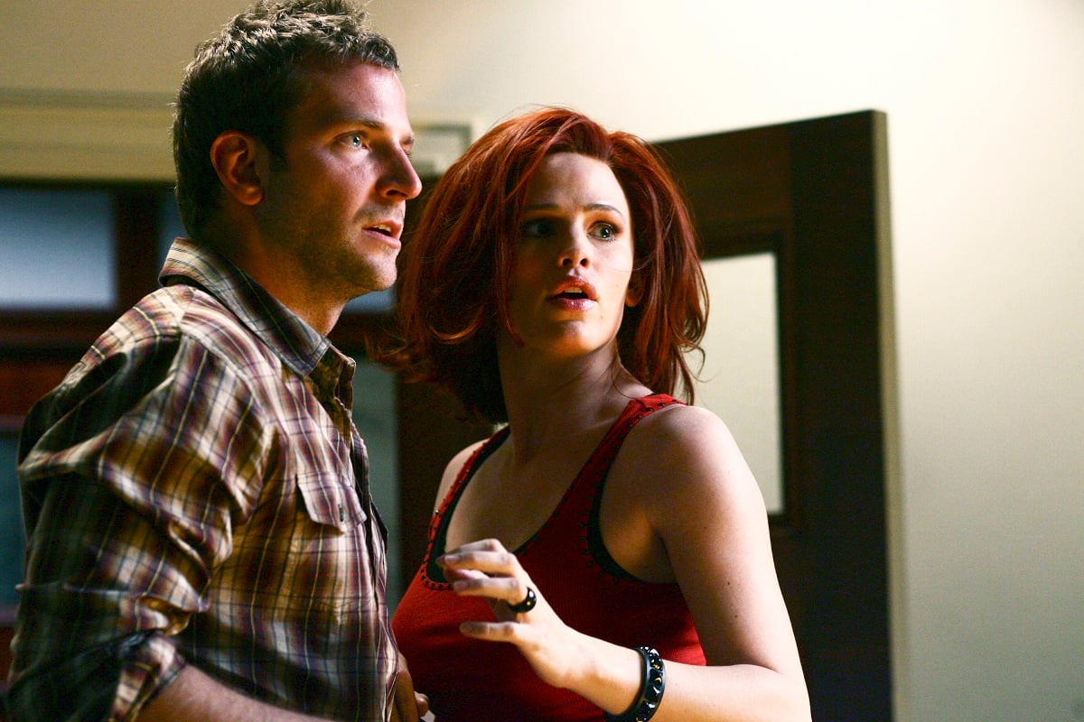 (L-R) Jennifer Garner, Bradley Cooper in 'Alias' episode 