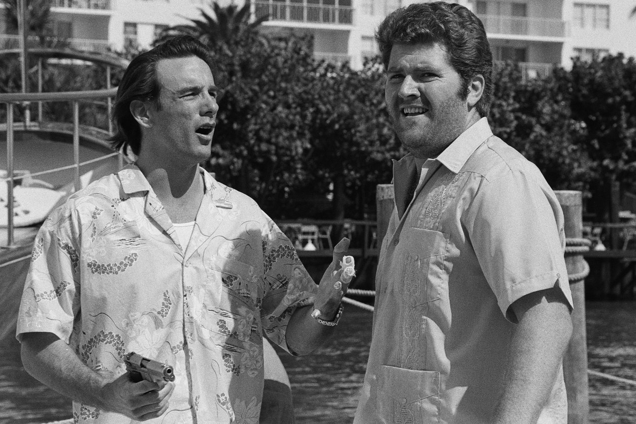 John Diehl gestures at Michael Talbott in a 'Miami Vice' scene