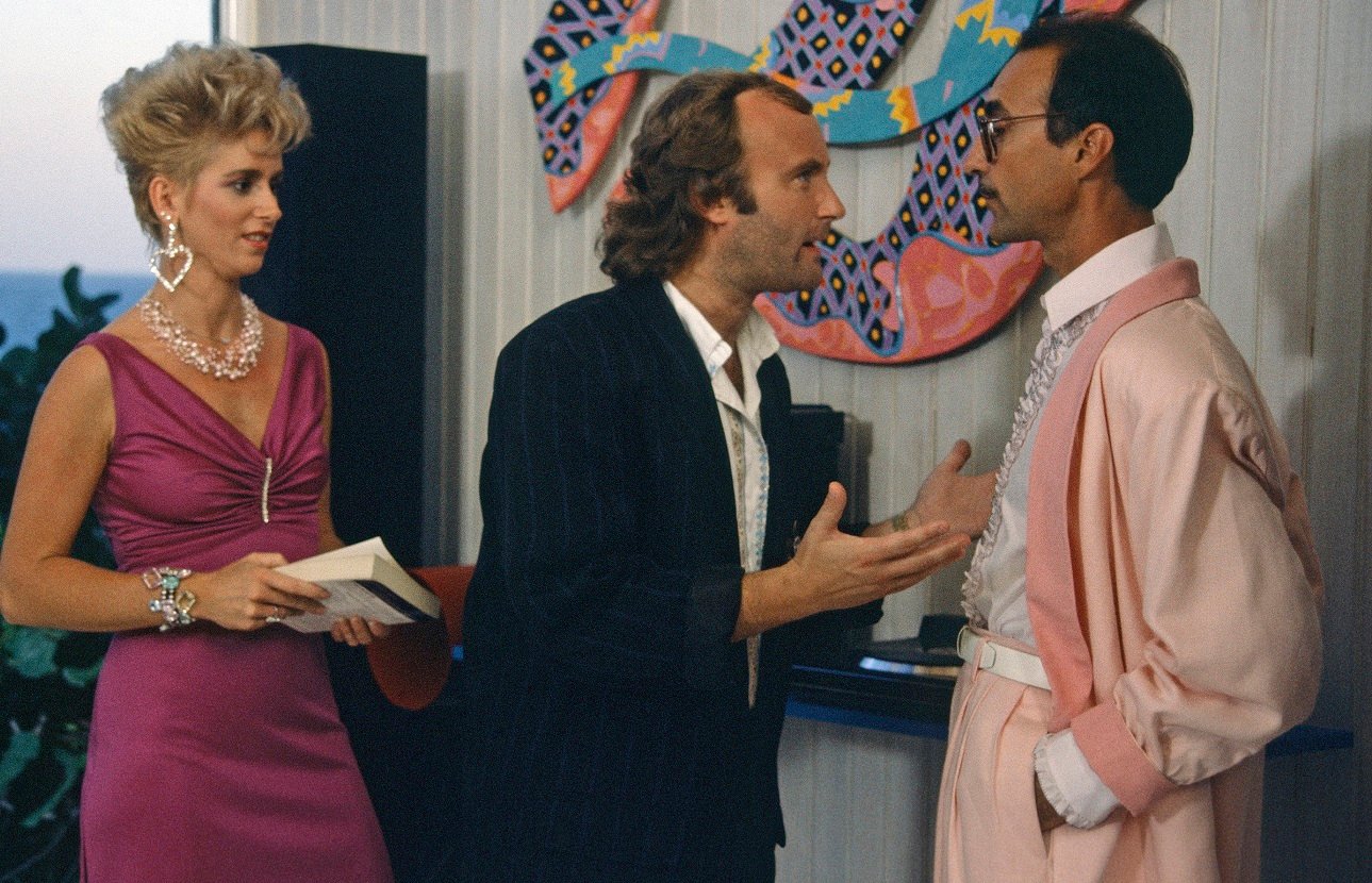 Phil Collins as Phil Mayhew speaks to Martin Ferrero as Izzy Moreno in 'Miami Vice'