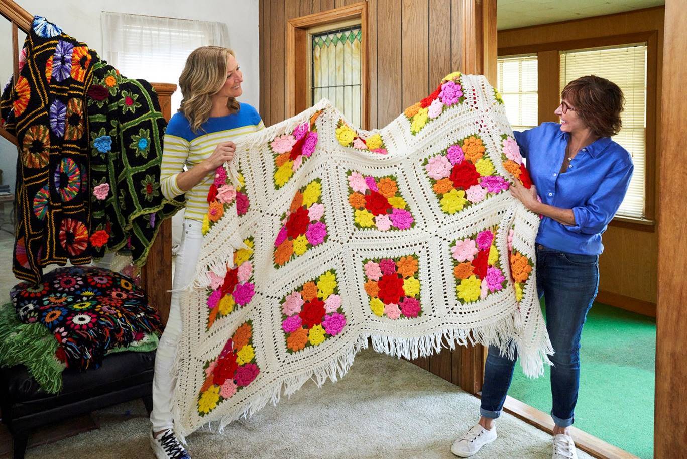 Lara Spencer and woman holding an afghan blanket