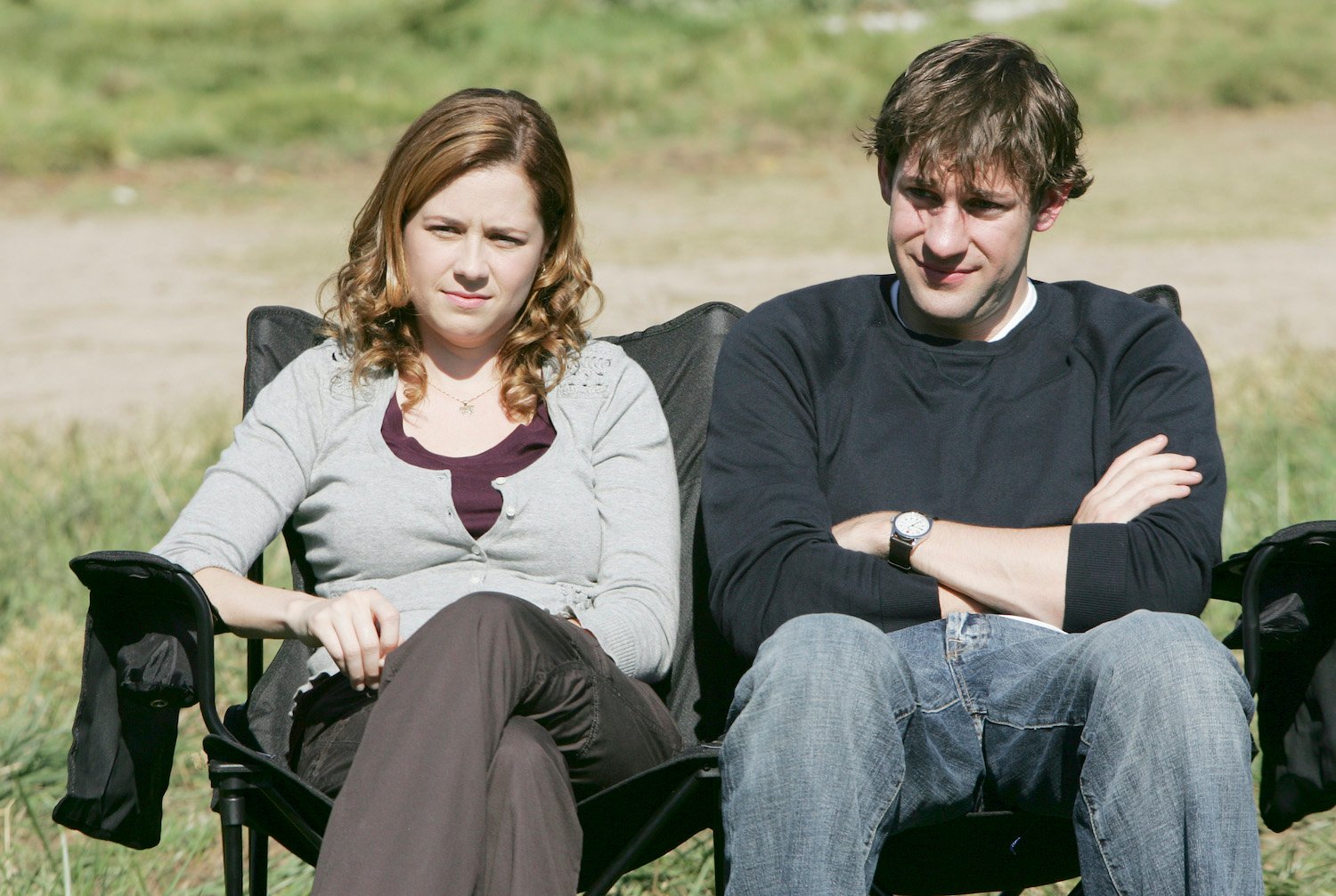 'The Office' stars Jenna Fischer as Pam Beesly and John Krasinski as Jim Halpert sit outside.