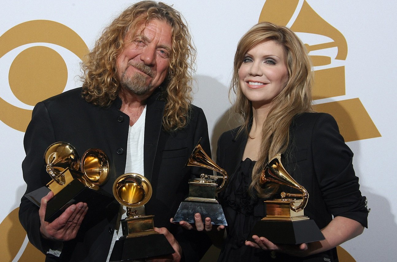 Robert Plant and Alison Krauss hold multiple Grammy Awards and smile for the camera in 2009