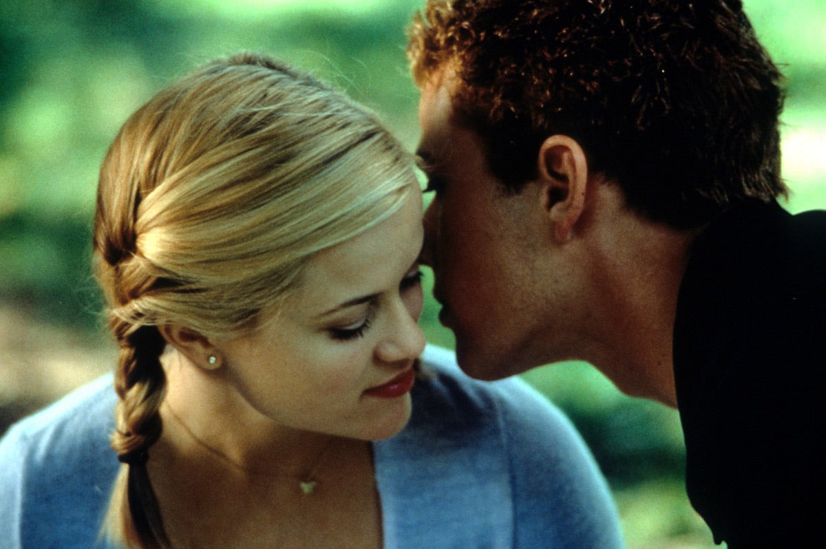 Ryan Phillippe whispers in Reese Witherspoon's ear in Cruel Intentions