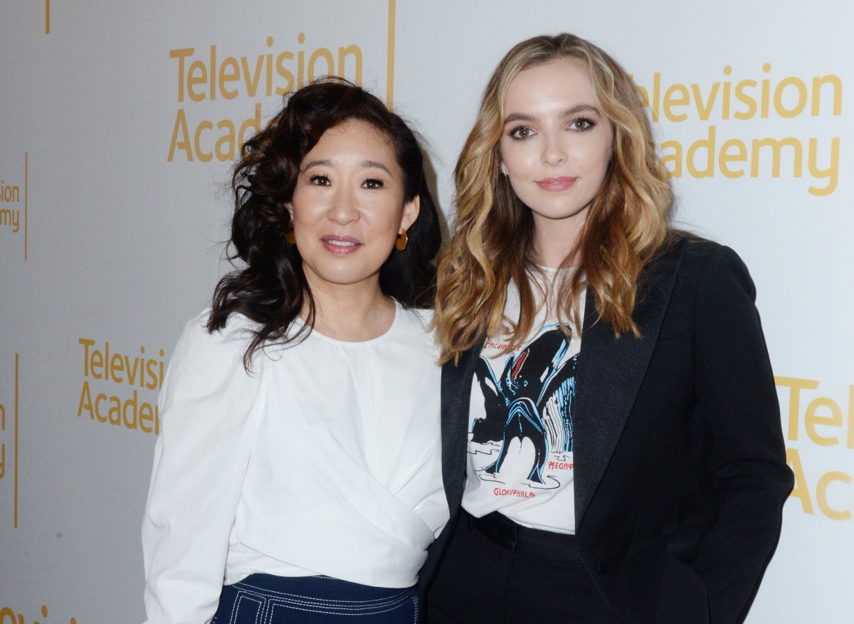 Sandra Oh and Jodie Comer stand together and pose for photographers 
