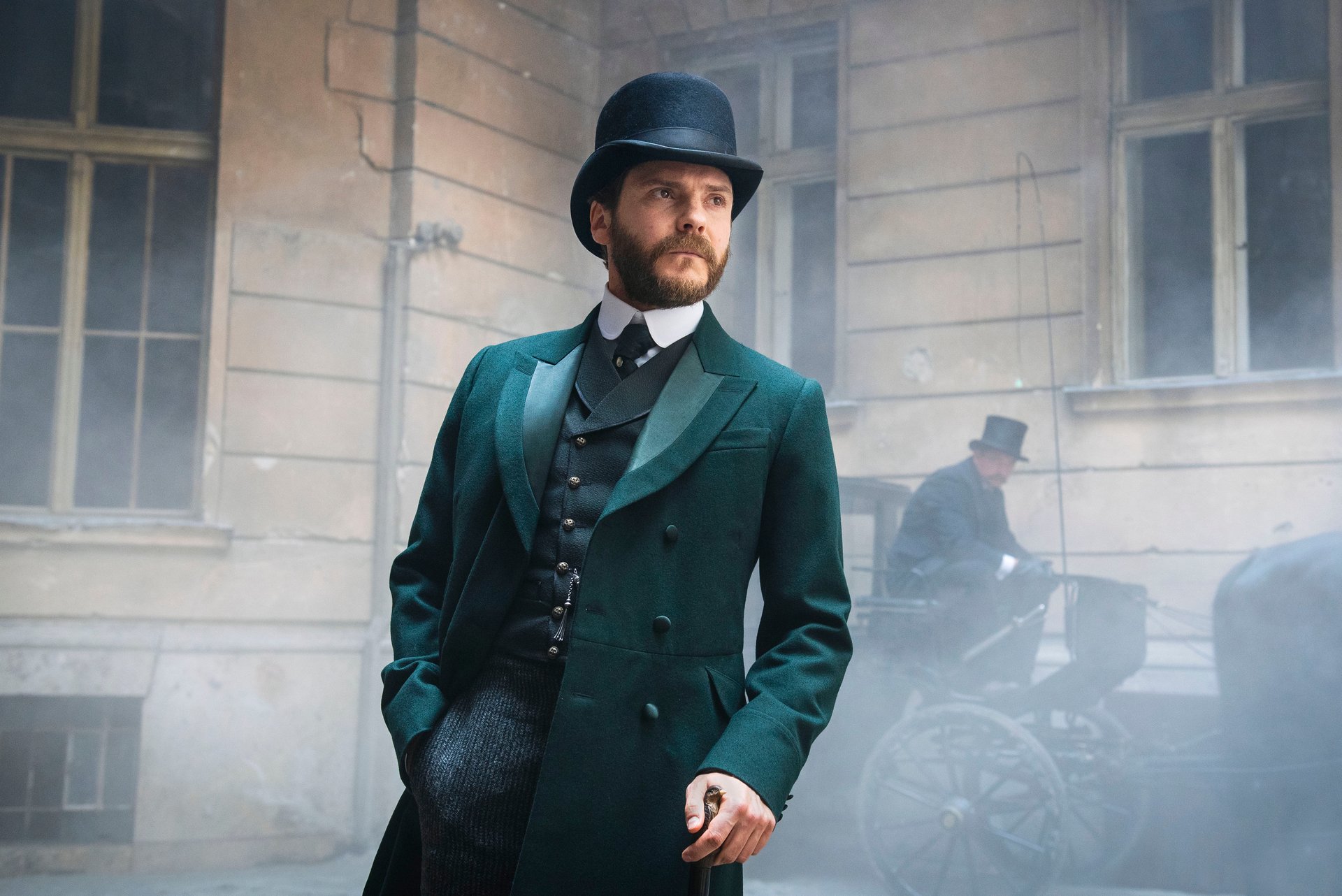 Daniel Bruhl wearing a hat in The Alienist Season 2