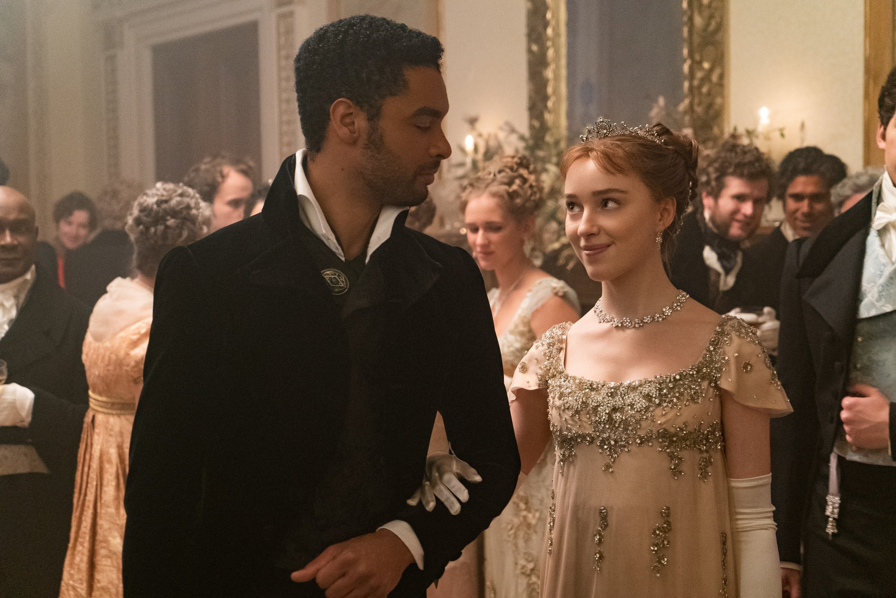 Regé-Jean Page as Simon (L) and Phoebe Dynevor as Daphne in 'Bridgerton' Season 1