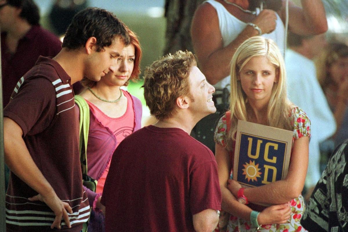 Sarah Michelle Gellar (r) with co-star Alyson Hannigan (wearing a pink top) and Seth Green (front) at the UCLA campus shooting "Buffy The Vampire Slayer"