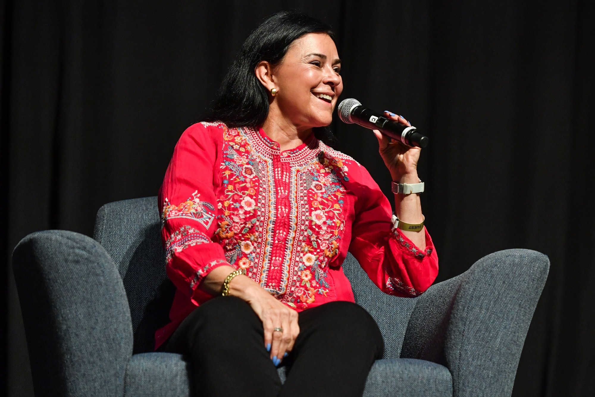 Diana Gabaldon speaks into a microphone