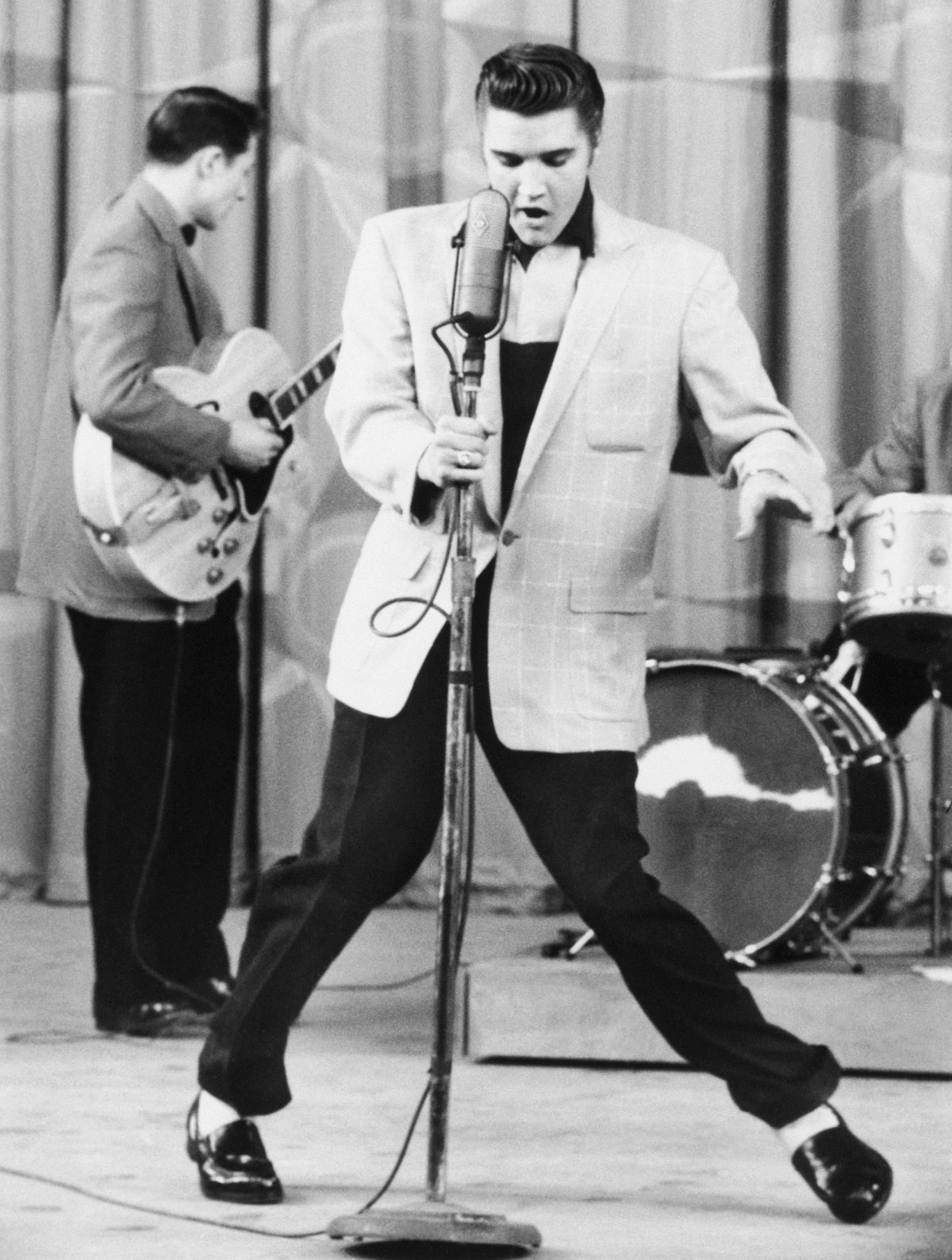 Black and white photo of Elvis Presley performing 'Hillbilly Heartbreak' in Hollywood 