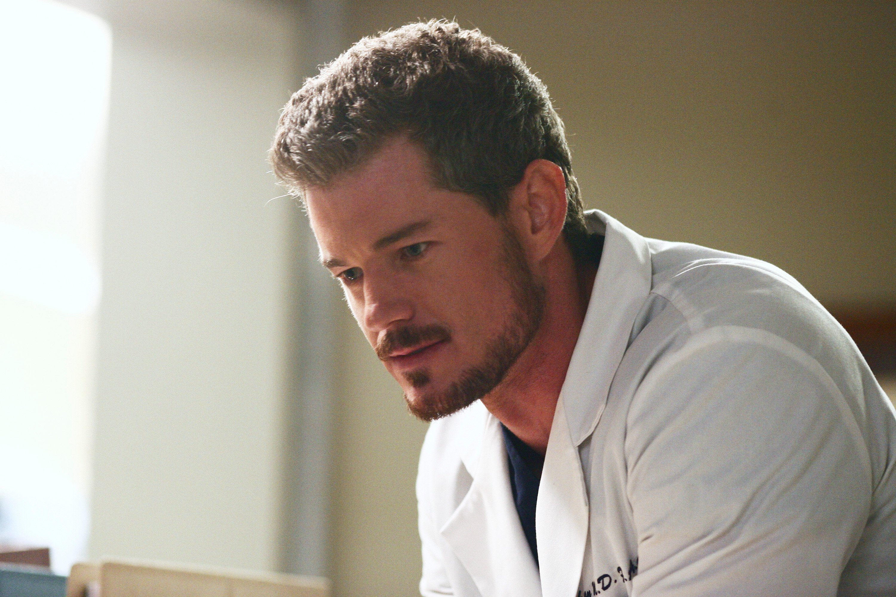 Eric Dane in a white lab coat in a scene from 'Grey's Anatomy' 