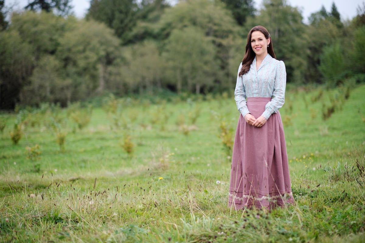 Elizabeth standing in a field on When Calls the Heart