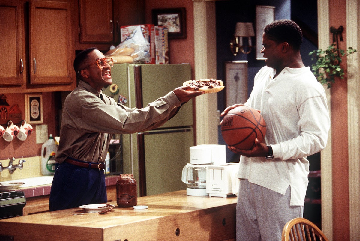 Steve Urkel (Jaleel White) shares some quality time with his buddy Eddie Winslow (Darius McCrary) on the TV sitcom 'Family Matters'