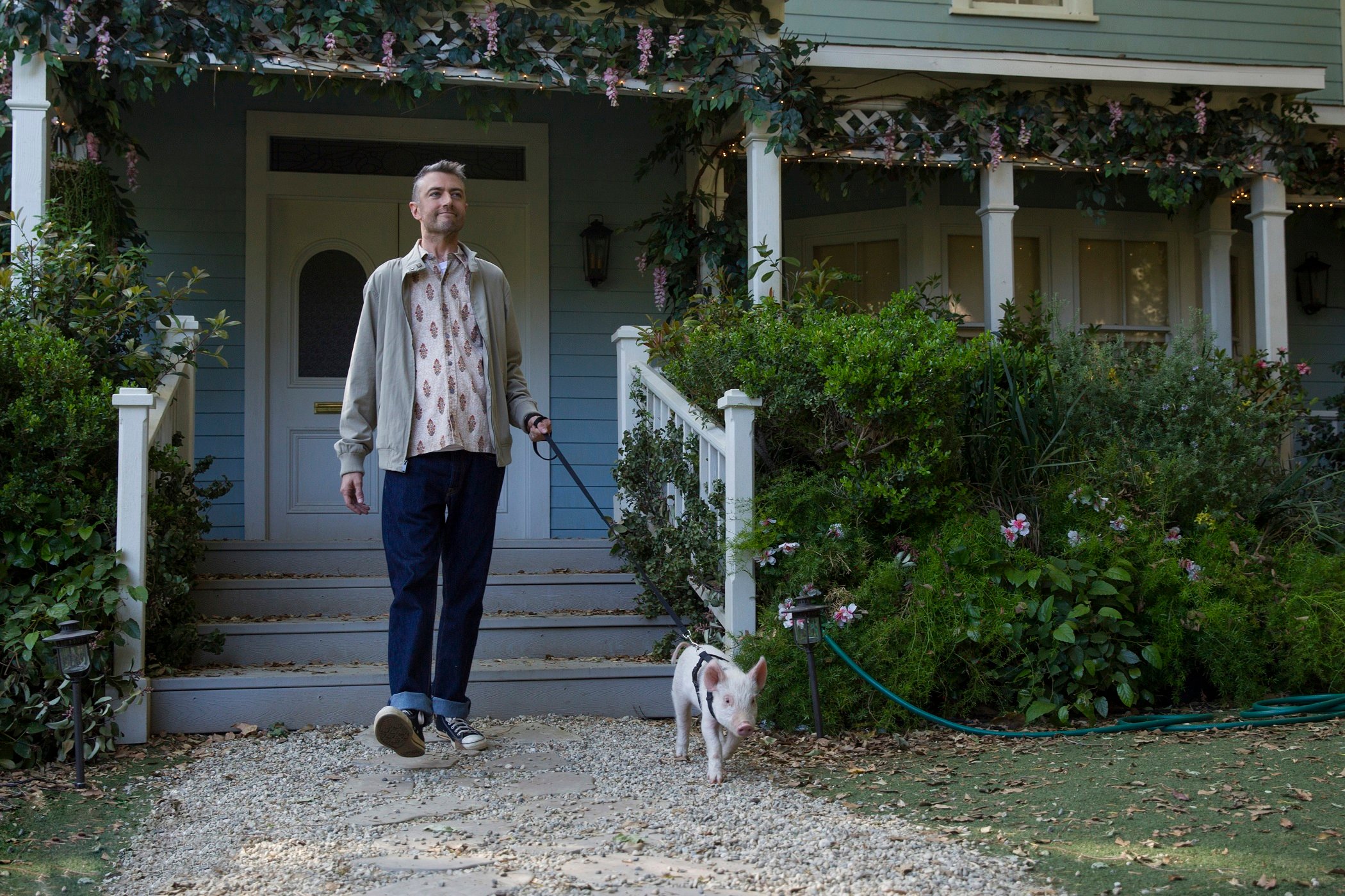 Sean Gunn as Kirk Gleason leaves Lorelai's house with his pet pig in 'Gilmore Girls: A Year in the Life'