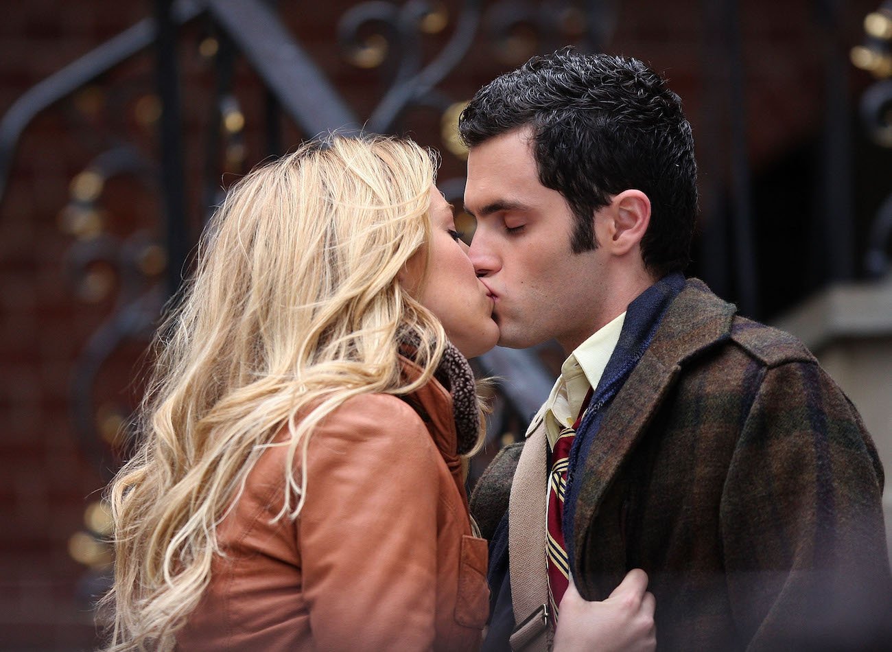 Blake Lively and Penn Badgley kissing on the set of 'Gossip Girl'