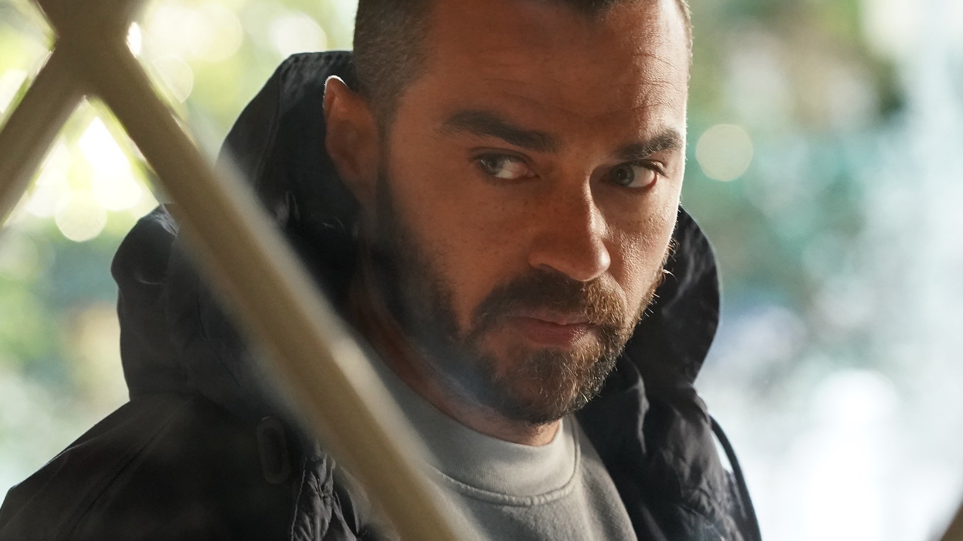 Jesse Williams as Jackson Avery looking through a window in ‘Grey’s Anatomy’ Season 17 Episode 14